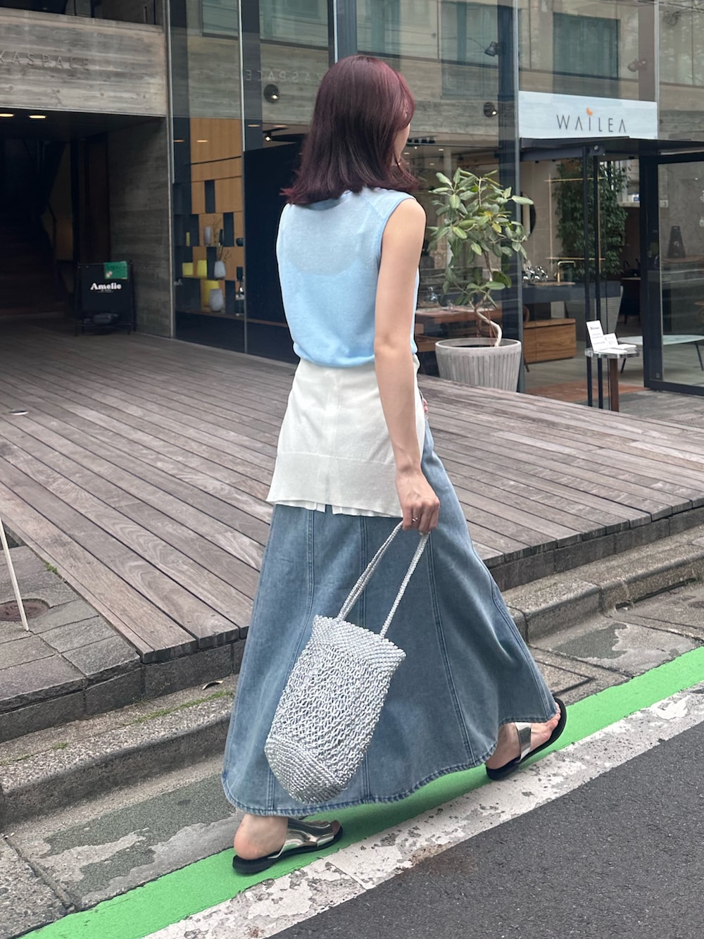 「サンダル、シンプルコーデ、おでかけコーデ、夏服、デニム、デニムスカート、リネン混、カーディガン、ｶｰﾃﾞｨｶﾞﾝ巻き、ノースリーブ、かごバッグ、メタリック、お出かけ、お出かけコーデ、大人カジュアル」｜「fredy emueのリネン混ノースリーブニットプルオーバー（タンクトップ、ブルー系）」を使った、Maikaさん（レディース・163cm）の春コーディネートの5枚目の写真