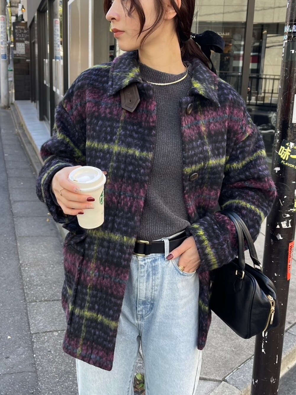 「真冬のあったかスタイル、大人可愛い、カジュアルスタイル、きれいめコーデ、パンツスタイル、アウターコーデ、レディースファッション、大人かわいい、シャギー、シャギーコート、ヘアカフ、リボンカフ、デニム、デニムパンツ、デニムコーデ」｜「fredy emueのカットオフセミフレアデニムパンツ（デニムパンツ、ブルー系）」を使った、Maikaさん（レディース・163cm）の冬コーディネートの7枚目の写真
