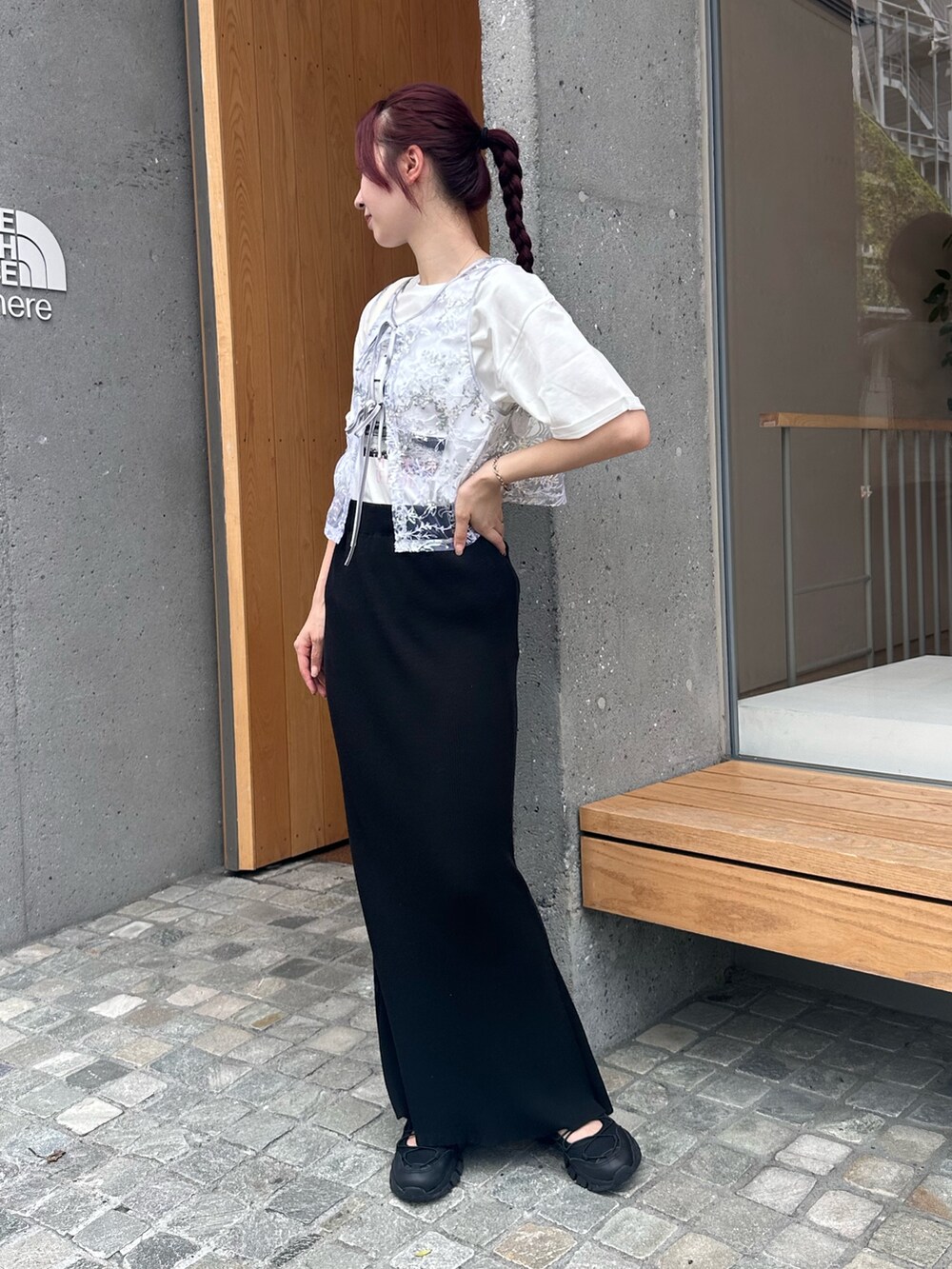 ブラック系のスカート、ブラック系のサンダル、シルバー系のベストを着用したレディースの夏コーディネートの8枚目の写真