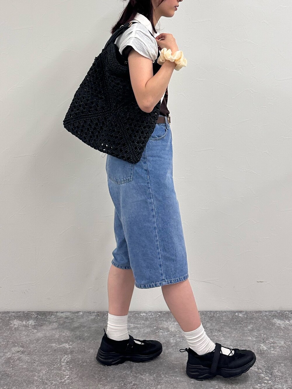 ブルー系のその他パンツ、ブラック系のスニーカー、ブラウン系のTシャツ/カットソーを着用したレディースの夏コーディネートの7枚目の写真