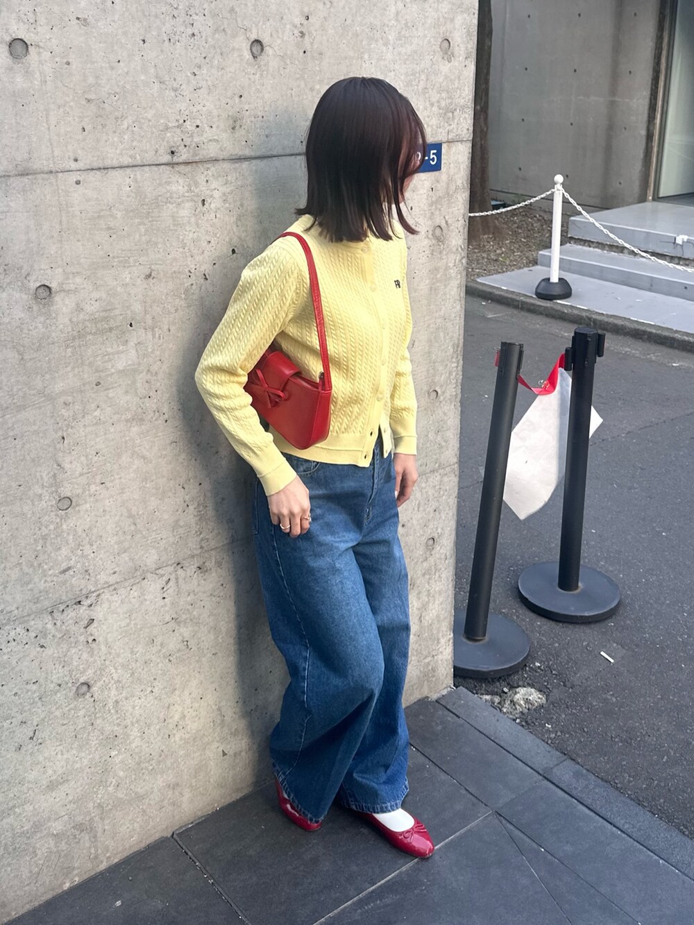 「大人女子、パンツスタイル、大人ガーリー、カーディガン、ケーブルニット、ケーブルカーディガン、デニム、デニムパンツ、センタープレスパンツ、春、春コーデ、春色、カーディガンコーデ、春色コーデ、カジュアルガーリー」｜「fredy emueのFR刺繍ミニケーブル柄カーディガン（カーディガン/ボレロ、イエロー系）」を使った、Maikaさん（レディース・163cm）の冬コーディネートの7枚目の写真