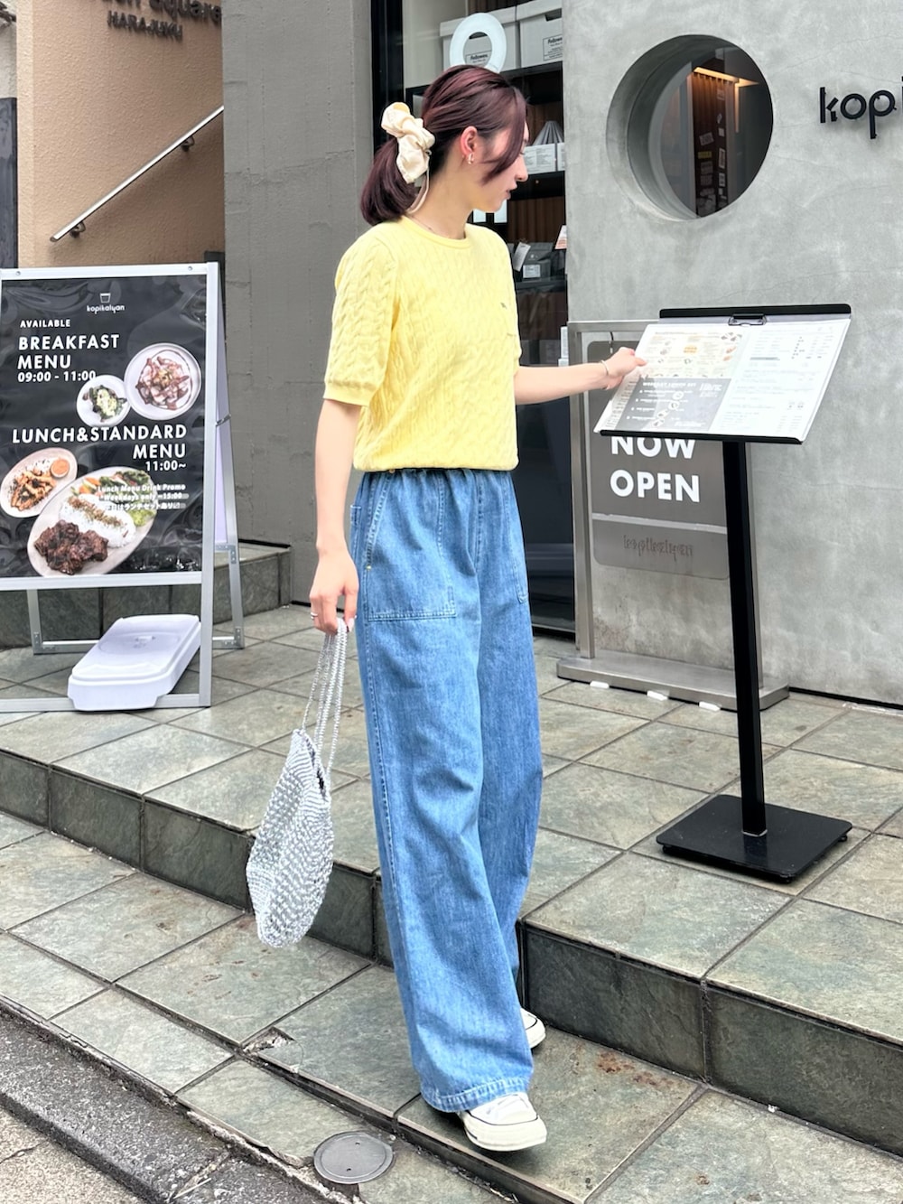 「スニーカー、デニム、パンツコーデ、夏ファッション、甘めカジュアル、サマーニット、半袖ニット、デニムパンツ、デニムコーデ、ライトオンスデニム、イージーパンツ、巾着バッグ、メタルバッグ、シュシュ、お出かけコーデ」｜「fredy emueのFR刺繍ケーブル柄ポケ付きプルオーバー（ニット/セーター、イエロー系）」を使った、Maikaさん（レディース・163cm）の春コーディネートの3枚目の写真