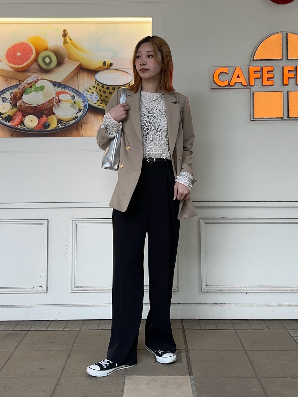 ホワイト系のシャツ/ブラウス、ホワイト系のTシャツ/カットソー、ブラック系のスラックスを着用したレディースの春コーディネートの2枚目の写真