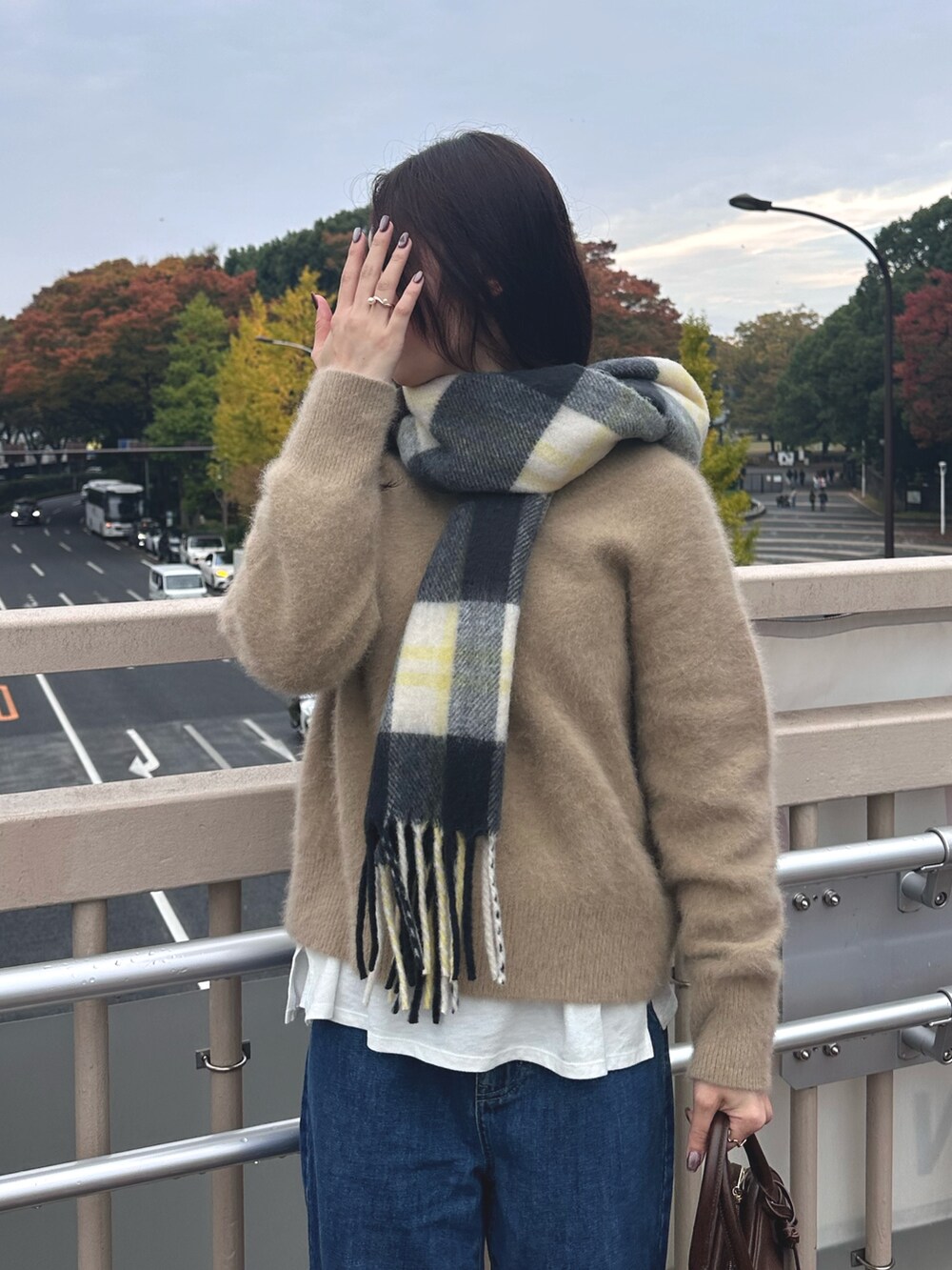 「ブラウン、休日スタイル、ニット、お出かけコーデ、デニム、大人かわいい、秋服、紅葉コーデ、公園コーデ、マフラー、レイヤードスタイル、FOX混ニット、ボストンバッグ、セミワイドデニム、Vネックニット」|「fredy emueのFOX混Vネックニットプルオーバー(ニット/セーター、イエロー系)」を使った、Maikaさん(レディース・163cm)の秋コーディネートの2枚目の写真