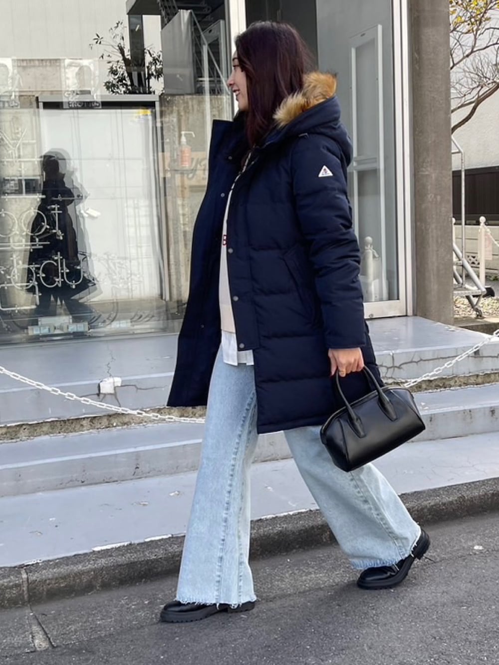 「真冬のあったかスタイル、カジュアルスタイル、パンツスタイル、アウターコーデ、冬服、ダウン、ロングダウン、GEVACO、デニム、デニムパンツ、デニムコーデ、フレア、フレアパンツ、お出かけ、お出かけコーデ」｜「GEVACOの【GEVACO/ゲバコ】タッサーロングダウン（ダウンジャケット/コート、ブルー系）」を使った、Maikaさん（レディース・163cm）の冬コーディネートの6枚目の写真