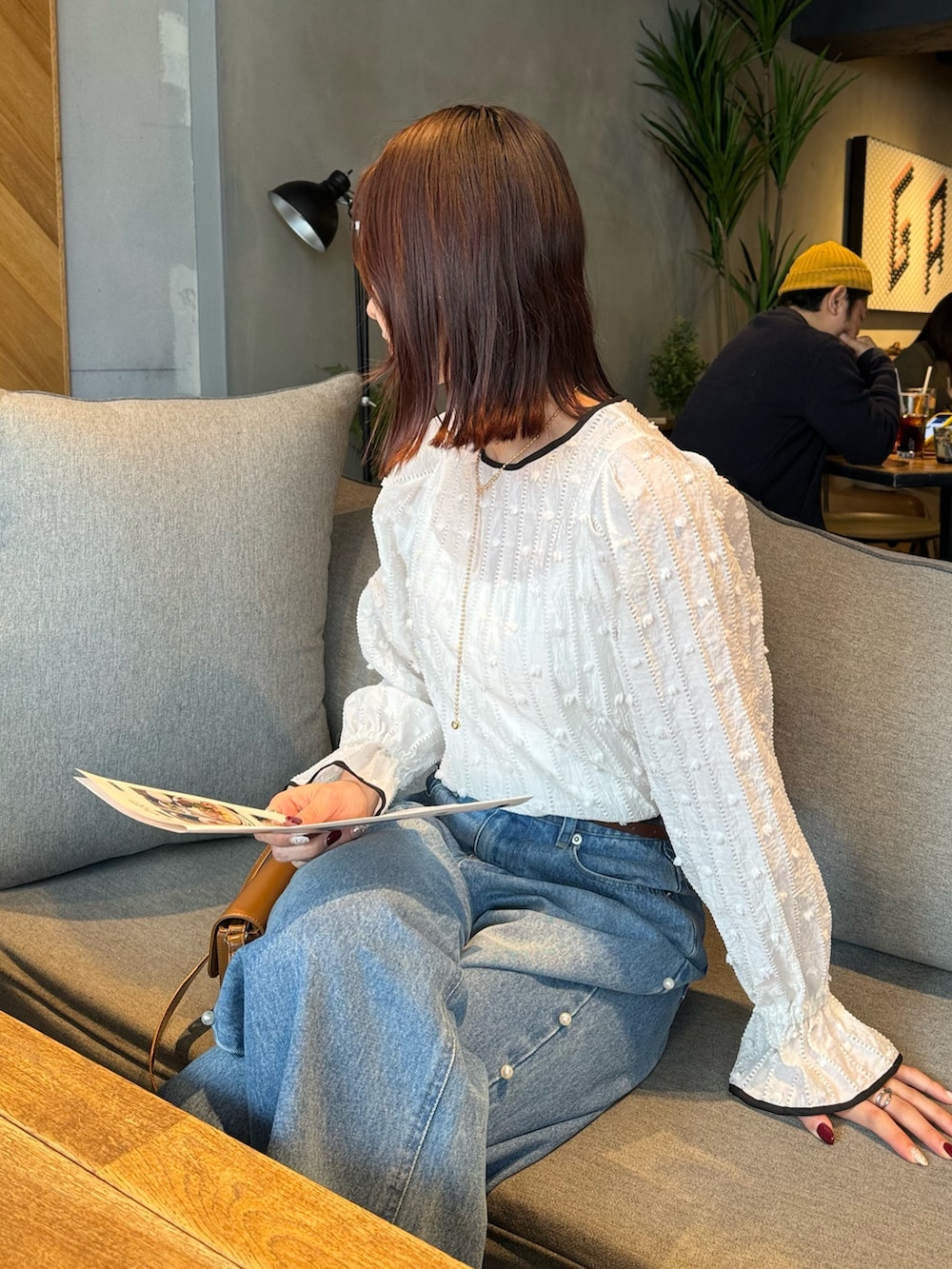 「春コーデ、春服コーデ、春、デニムコーデ、大人コーデ、オトナカジュアル、春服、大人可愛い、ブラウスコーデ、ブラウス、ブラウス×デニム、パールデニム、スニーカー、スニーカーコーデ、コンバース」｜「fredy emueのパール付きセミワイドデニムパンツ（デニムパンツ、ブルー系）」を使った、Maikaさん（レディース・163cm）の春コーディネートの3枚目の写真