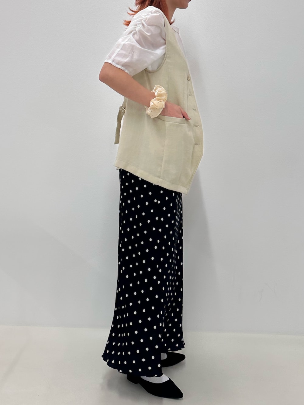 「カジュアルスタイル、オトナ女子、お出かけコーデ、大人コーデ、大人カジュアルコーデ、夏コーデ、キレイめカジュアル、ベスト、ベストコーデ、スカート、スカートスタイル、サテンスカート、ドットスカート、ドット柄、ブラウス」｜「fredy emueのワッシャーサテンドットスカート（スカート、ブラック系）」を使った、Maikaさん（レディース・163cm）の夏コーディネートの2枚目の写真