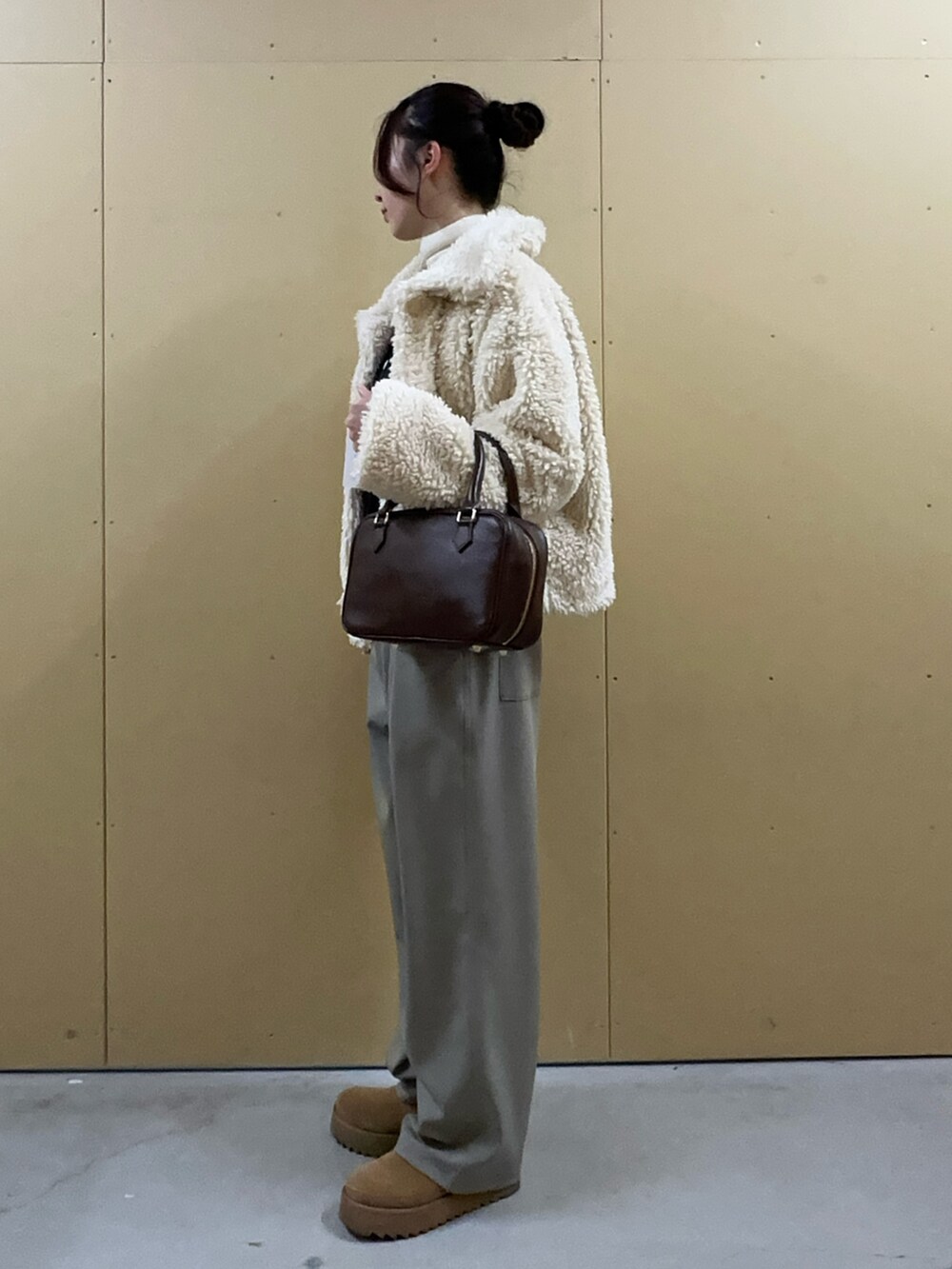 「冬コーデ、クリスマスに着たい服、ブーツ、スラックス、スラックスパンツ、パンツスタイル、ケーブルニット、ニットコーデ、ファーコート、アウター、大人かわいい、あったかコーデ、ボストンバッグ、ラクチンコーデ、キレイめ」｜「fredy emueのウール混FR刺繍ケーブル柄カーディガン（ニット/セーター、ブルー系）」を使った、Maikaさん（レディース・163cm）の冬コーディネートの2枚目の写真