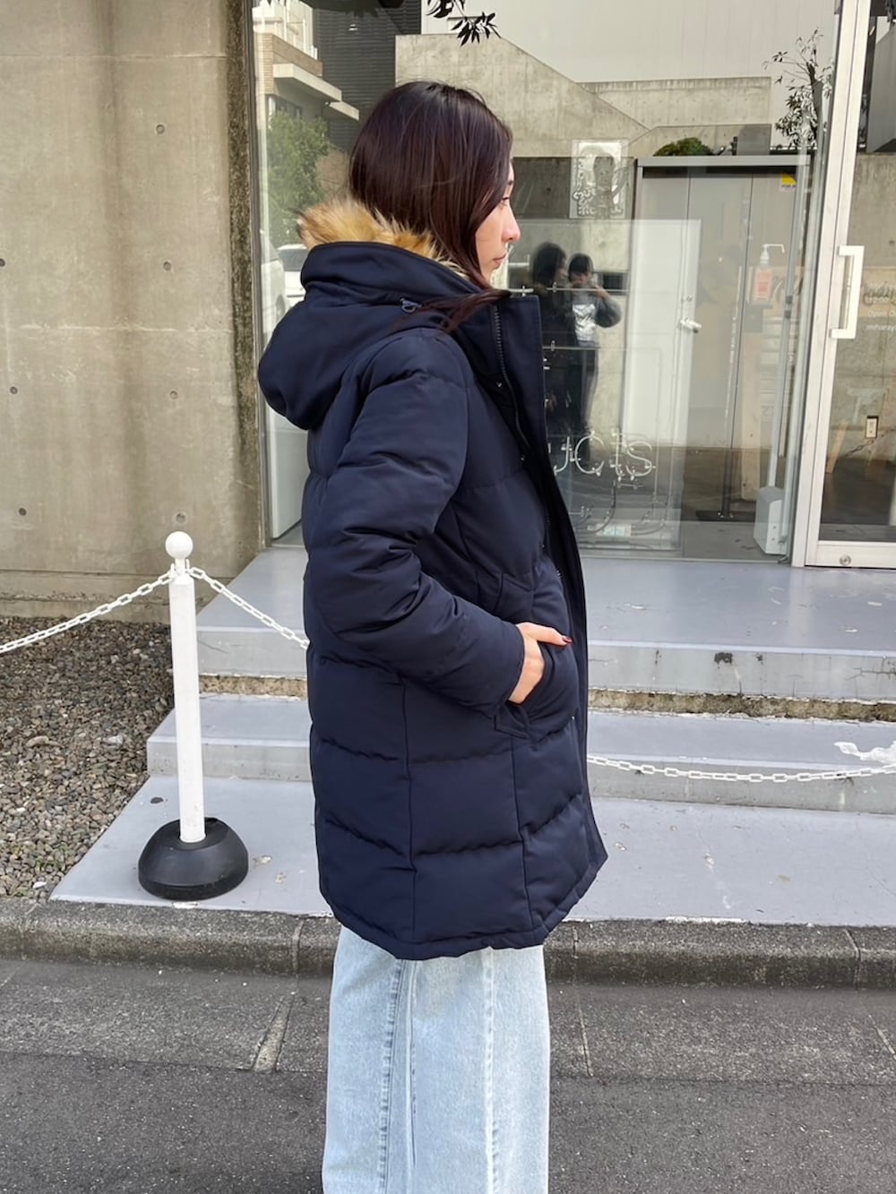 「真冬のあったかスタイル、カジュアルスタイル、パンツスタイル、アウターコーデ、冬服、ダウン、ロングダウン、GEVACO、デニム、デニムパンツ、デニムコーデ、フレア、フレアパンツ、お出かけ、お出かけコーデ」｜「GEVACOの【GEVACO/ゲバコ】タッサーロングダウン（ダウンジャケット/コート、ブルー系）」を使った、Maikaさん（レディース・163cm）の冬コーディネートの2枚目の写真