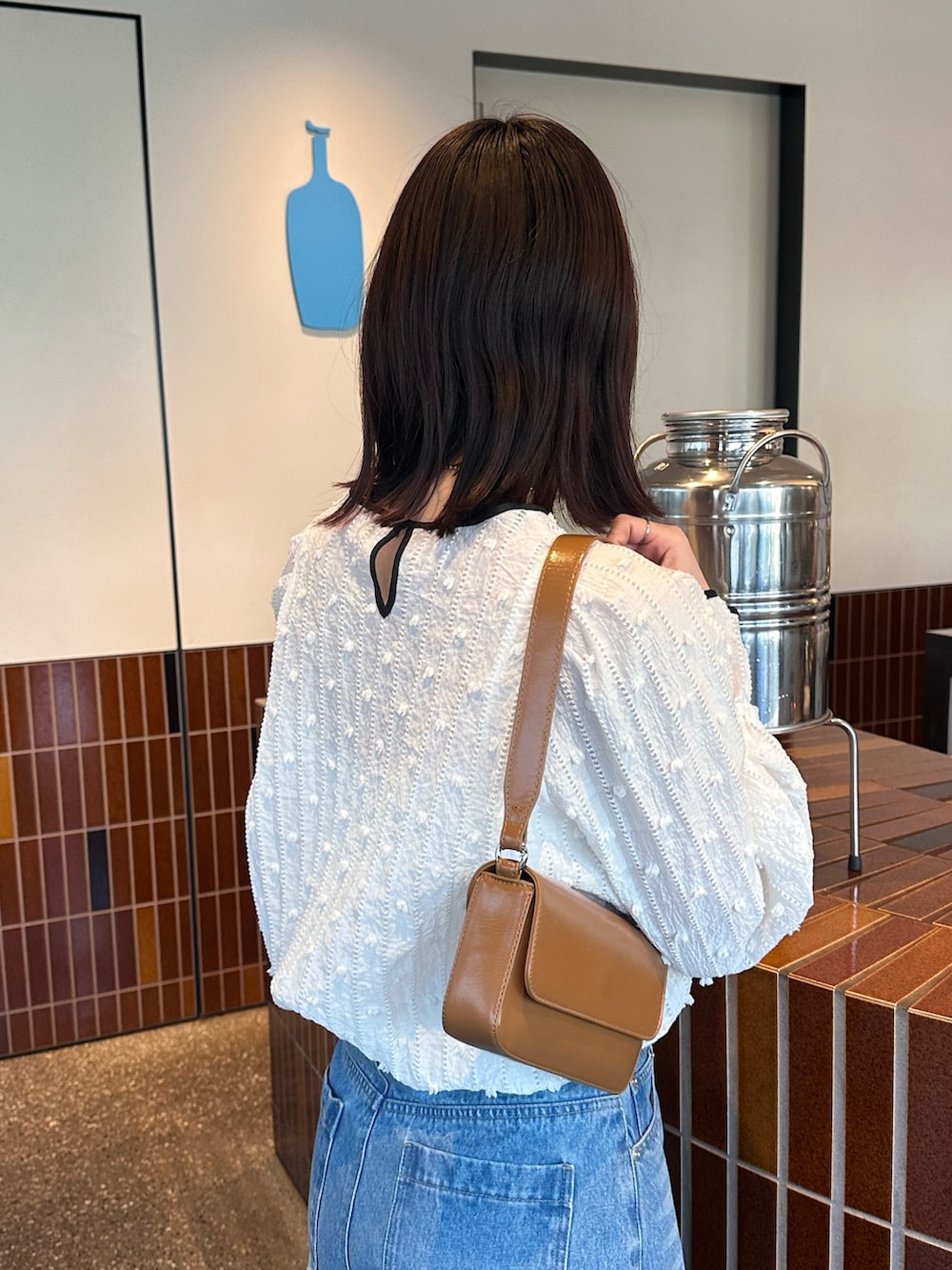 「春コーデ、春服コーデ、春、デニムコーデ、大人コーデ、オトナカジュアル、春服、大人可愛い、ブラウスコーデ、ブラウス、ブラウス×デニム、パールデニム、スニーカー、スニーカーコーデ、コンバース」｜「fredy emueのパール付きセミワイドデニムパンツ（デニムパンツ、ブルー系）」を使った、Maikaさん（レディース・163cm）の春コーディネートの5枚目の写真
