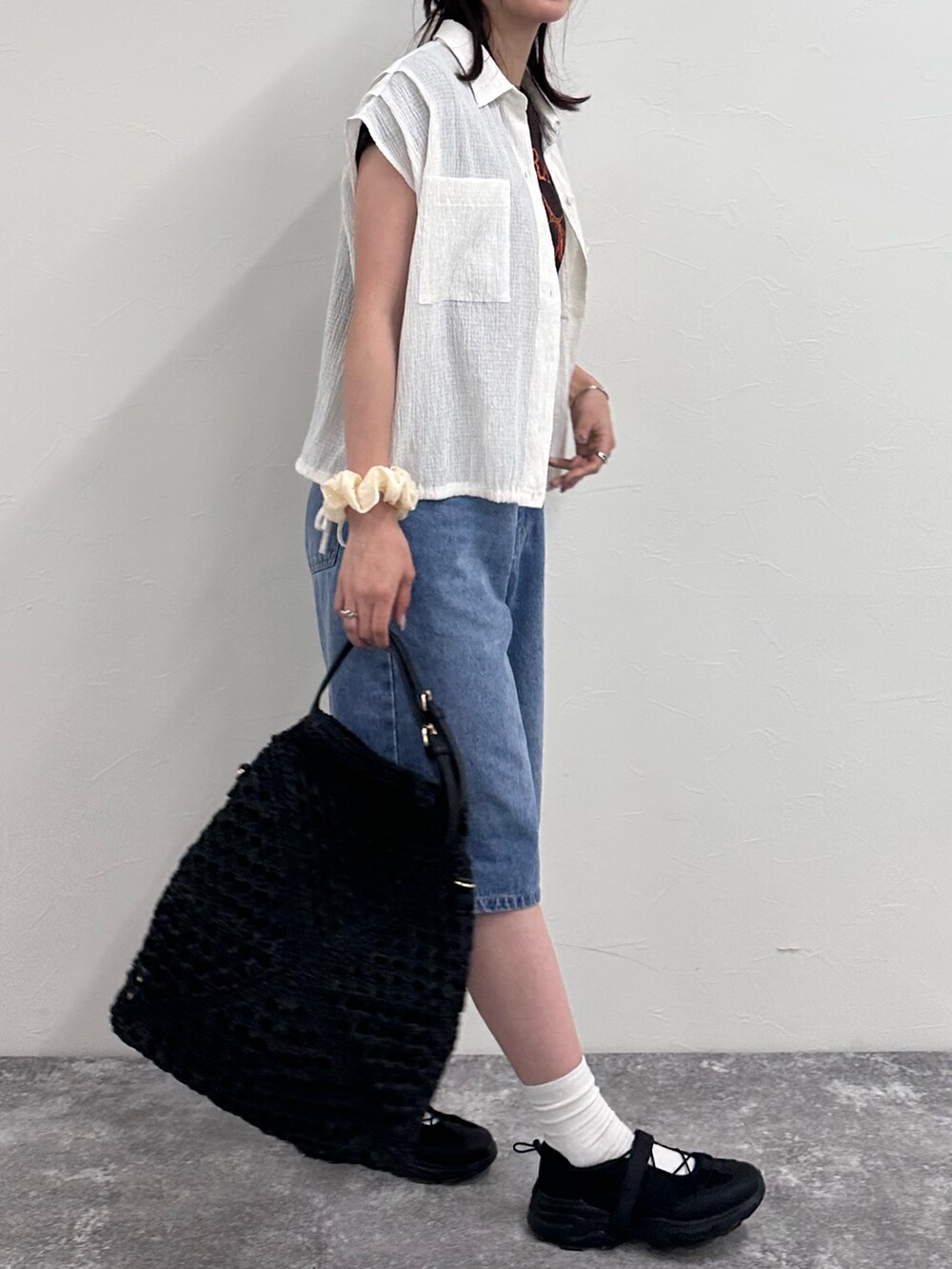 ブルー系のその他パンツ、ブラック系のスニーカー、ブラウン系のTシャツ/カットソーを着用したレディースの夏コーディネートの3枚目の写真