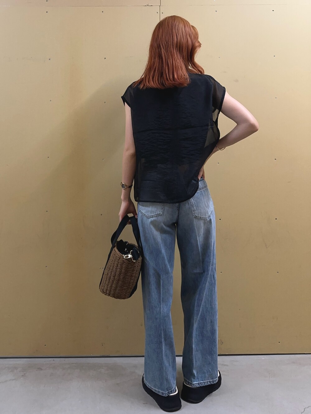 ブラック系のシャツ/ブラウス、ブルー系のデニムパンツ、ブラック系のかごバッグを着用したレディースの夏コーディネートの3枚目の写真