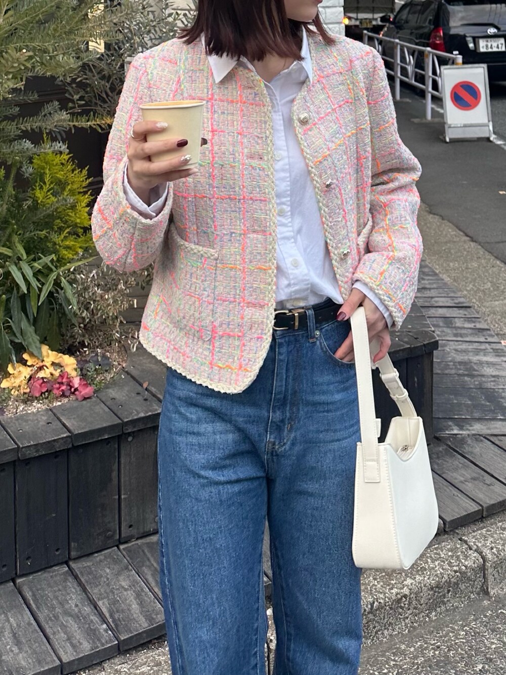 「春色、春服、大人可愛い、パンツスタイル、春、カジュアルガーリー、ツイードジャケット、デニム、デニムコーデ、シャツ、シャツスタイル、レイヤードスタイル、レイヤード、ピンクコーデ、春コーデ」｜「fredy emueのカットオフセミフレアデニムパンツ（デニムパンツ、ブルー系）」を使った、Maikaさん（レディース・163cm）の冬コーディネートの4枚目の写真