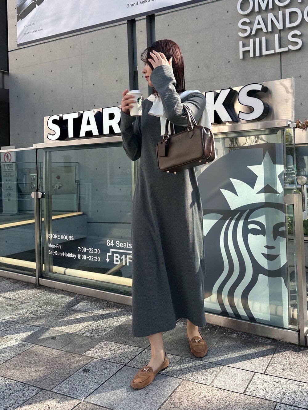 「ニットワンピース、オトナ女子、ゆるコーデ、春服、ワンピース、ワンピーススタイル、カーディガン、カーディガンコーデ、カーディガン肩かけ、ボストンバッグ、リブニット、グレーコーデ、グレーのニット、春、春コーデ」｜「fredy emueのフレアスリーブリブカットワンピース（ワンピース、グレー系）」を使った、Maikaさん（レディース・163cm）の冬コーディネートの7枚目の写真