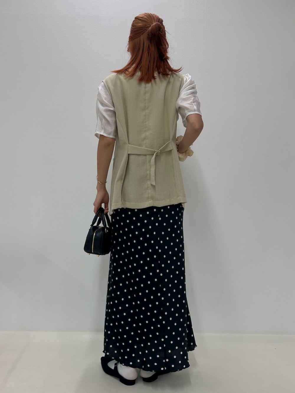 「カジュアルスタイル、オトナ女子、お出かけコーデ、大人コーデ、大人カジュアルコーデ、夏コーデ、キレイめカジュアル、ベスト、ベストコーデ、スカート、スカートスタイル、サテンスカート、ドットスカート、ドット柄、ブラウス」｜「fredy emueのワッシャーサテンドットスカート（スカート、ブラック系）」を使った、Maikaさん（レディース・163cm）の夏コーディネートの3枚目の写真