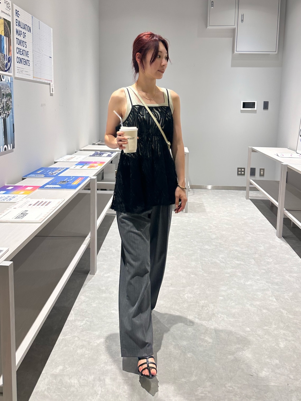 「レイヤードスタイル、お出かけコーデ、夏コーデ、ビスチェ、サンダル、休日スタイル、大人カジュアルコーデ、きれいめコーデ、秋先取りコーデ、スラックス、ストライプパンツ、キャミビスチェ、レイヤード、パンツコーデ、ショルダーバッグ」｜「fredy emueのチュールバテンレースキャミビスチェ（キャミソール、ブラック系）」を使った、Maikaさん（レディース・163cm）の夏コーディネートの6枚目の写真