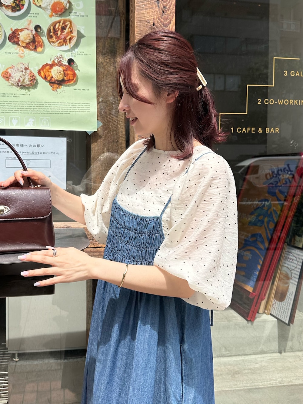 「デニム、オトナカジュアル、着回しコーデ、夏、キャミワンピ、ワンピース、ブラウス、バレエシューズ、ドット、ドット柄、お出かけコーデ、夏コーデ、甘めカジュアル」｜「fredy emueのライトオンスデニムシャーリングキャミワンピース（ワンピース、ブルー系）」を使った、Maikaさん（レディース・163cm）の春コーディネートの8枚目の写真
