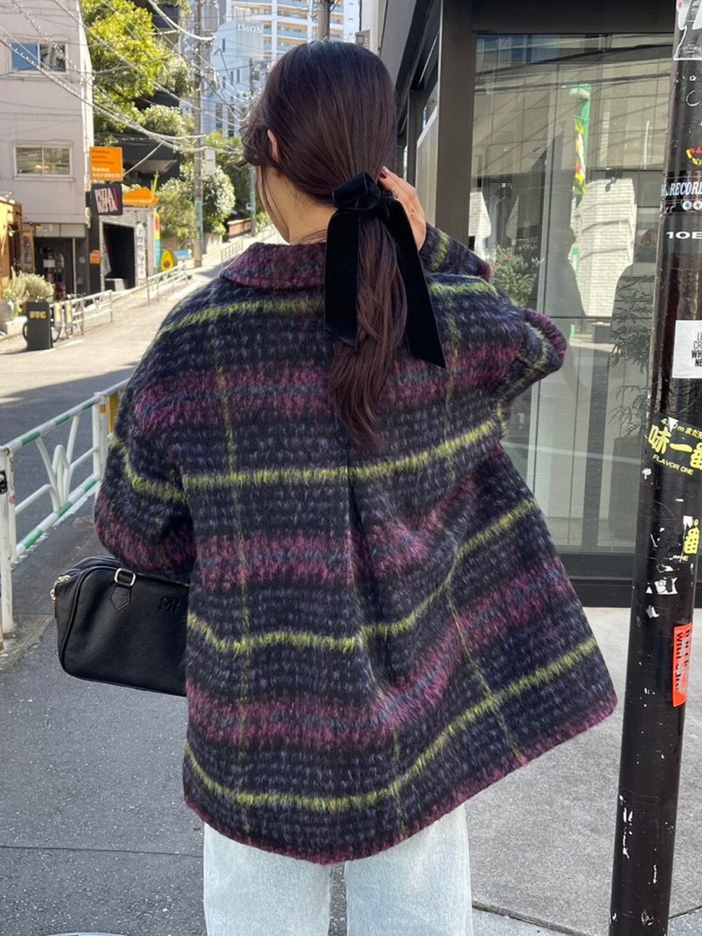 「真冬のあったかスタイル、大人可愛い、カジュアルスタイル、きれいめコーデ、パンツスタイル、アウターコーデ、レディースファッション、大人かわいい、シャギー、シャギーコート、ヘアカフ、リボンカフ、デニム、デニムパンツ、デニムコーデ」｜「fredy emueのカットオフセミフレアデニムパンツ（デニムパンツ、ブルー系）」を使った、Maikaさん（レディース・163cm）の冬コーディネートの5枚目の写真