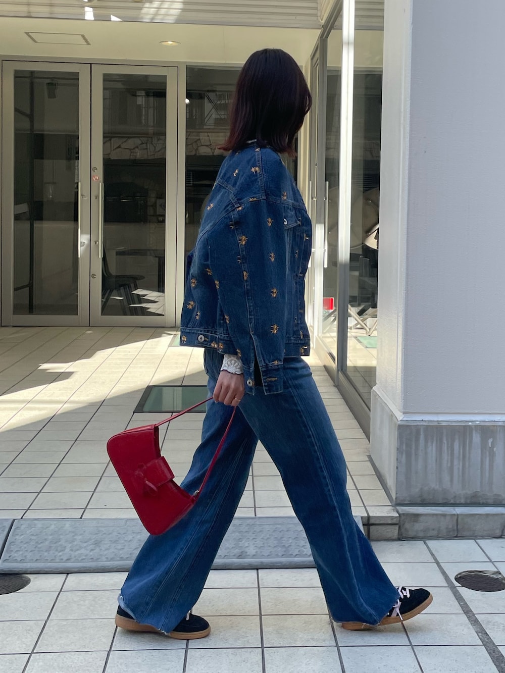 「シアートップス、春先取り、お出かけコーデ、大人かわいい、春服、大人カジュアルコーデ、デニムセットアップ、カジュアルガーリー、デニムジャケット、カットオフデニム、カットオフ、レース、レーストップス、デニム、デニムパンツ」｜「fredy emueのカットオフセミフレアデニムパンツ（デニムパンツ、ブルー系）」を使った、Maikaさん（レディース・163cm）の春コーディネートの2枚目の写真