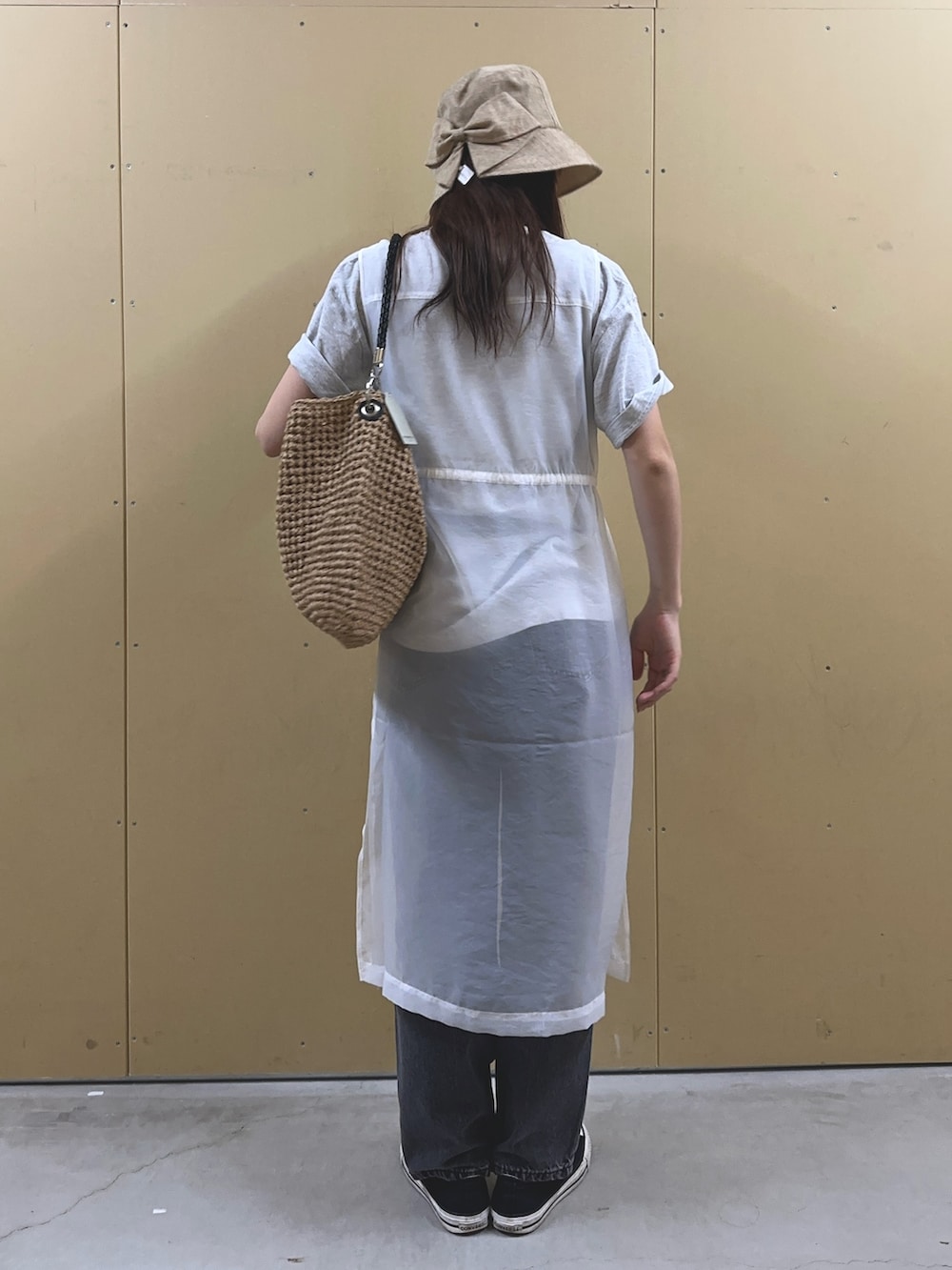 「きれいめカジュアル、休日スタイル、デニム、デニムパンツ、ミッキーT、シアー、ロングジレ、ハット、バックリボン、大人カジュアル、大人っぽコーデ、骨格ウェーブ、トートバッグ、カジュアルコーデ、春夏コーデ」|「fredy emueのストレートデニムパンツ(デニムパンツ、ブラック系)」を使った、Maikaさん(レディース・163cm)の春コーディネートの2枚目の写真