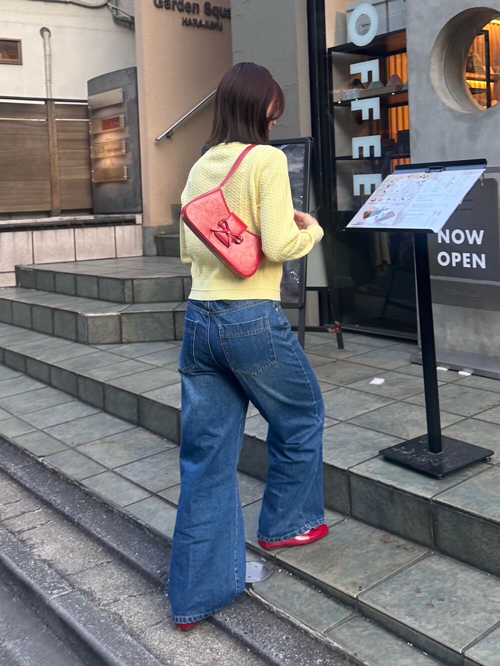 「大人女子、パンツスタイル、大人ガーリー、カーディガン、ケーブルニット、ケーブルカーディガン、デニム、デニムパンツ、センタープレスパンツ、春、春コーデ、春色、カーディガンコーデ、春色コーデ、カジュアルガーリー」｜「fredy emueのFR刺繍ミニケーブル柄カーディガン（カーディガン/ボレロ、イエロー系）」を使った、Maikaさん（レディース・163cm）の冬コーディネートの3枚目の写真