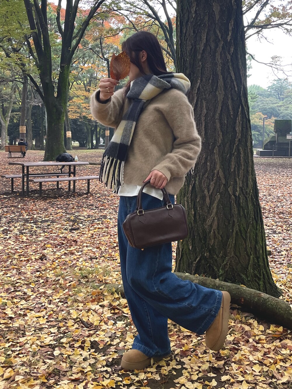 「ブラウン、休日スタイル、ニット、お出かけコーデ、デニム、大人かわいい、秋服、紅葉コーデ、公園コーデ、マフラー、レイヤードスタイル、FOX混ニット、ボストンバッグ、セミワイドデニム、Vネックニット」|「fredy emueのFOX混Vネックニットプルオーバー(ニット/セーター、イエロー系)」を使った、Maikaさん(レディース・163cm)の秋コーディネートの5枚目の写真