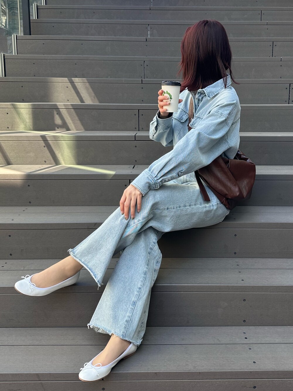 「シャツスタイル、春先取り、お出かけコーデ、大人カジュアルコーデ、セットアップ風、セットアップスタイル、デニム、デニムパンツ、デニムコーデ、デニムシャツ、ショルダーバッグ、フェイクレザー、フェイクレザーバッグ、バレエシューズ、春服」｜「fredy emueのカットオフセミフレアデニムパンツ（デニムパンツ、ブルー系）」を使った、Maikaさん（レディース・163cm）の春コーディネートの4枚目の写真