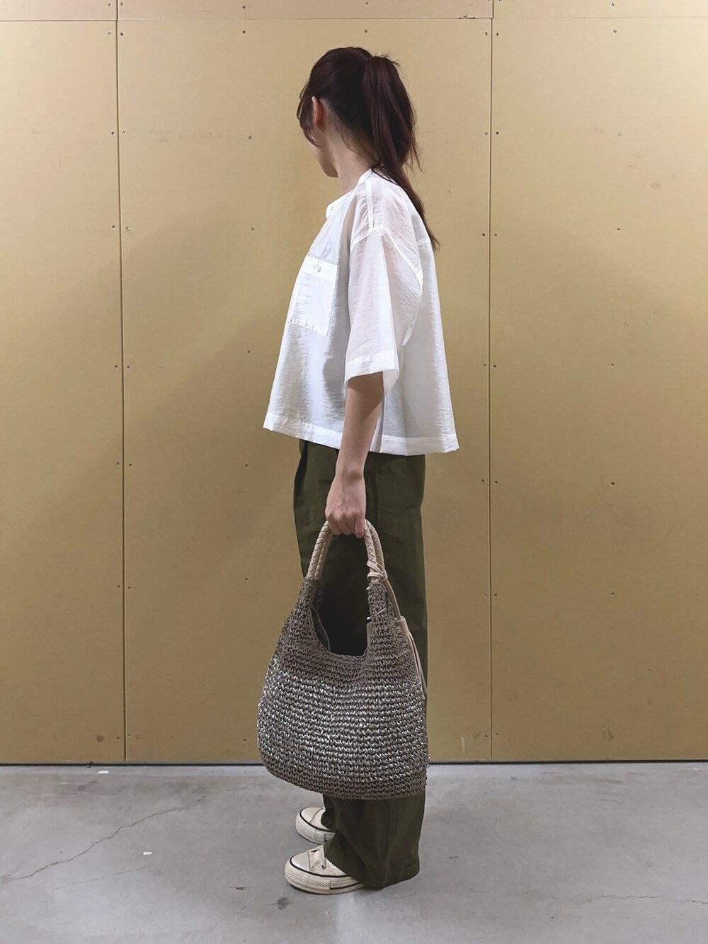 グリーン系のチノパンツ、ホワイト系のシャツ/ブラウス、ベージュ系のTシャツ/カットソーを着用したレディースの夏コーディネートの2枚目の写真