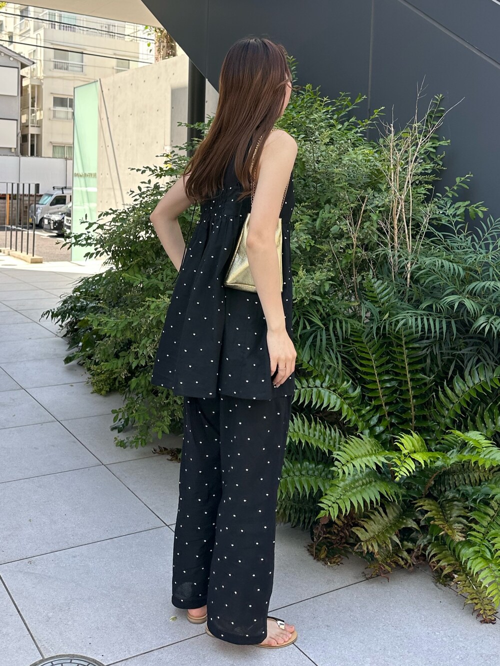 「きれいめカジュアル、アウトドアスタイル、初夏コーデ、ブラウス、休日スタイル、春、セットアップ、ドット柄、ゴールドアクセ、チェーンバッグ、サンダル、サンダルコーデ、キャミブラウス、春夏コーデ、フレンチカジュアル」｜「fredy emueの【セットアップ着用可能】ドット刺繍イージーパンツ（その他パンツ、ブラック系）」を使った、Maikaさん（レディース・163cm）の春コーディネートの3枚目の写真