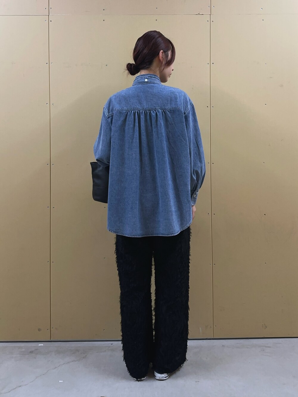 「シャツスタイル、秋服準備はじめました、お出かけコーデ、スニーカー、秋コーデ、大人カジュアル、デニムシャツ、ボウタイシャツ、2wayシャツ、フリンジパンツ、パンツコーデ、レオパードバッグ、バケツバッグ、着回し、秋服」｜「fredy emueのフリンジジャガードパンツ（その他パンツ、ブラック系）」を使った、Maikaさん（レディース・163cm）の秋コーディネートの3枚目の写真