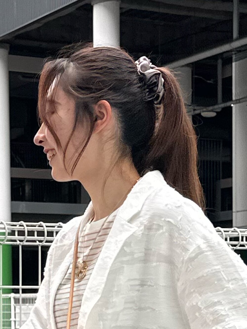 「ボーダー、デニム、スニーカー、きれいめカジュアル、春夏コーデ、シアートップス、シンプルコーデ、おでかけコーデ、デニムコーデ、テーラードジャケット、ボーダーロンT、シュシュ、トートバッグ、ハンドバッグ、ショルダーバッグ」｜「fredy emueのシアージャガードシャツジャケット（テーラードジャケット、ホワイト系）」を使った、Maikaさん（レディース・163cm）の春コーディネートの9枚目の写真