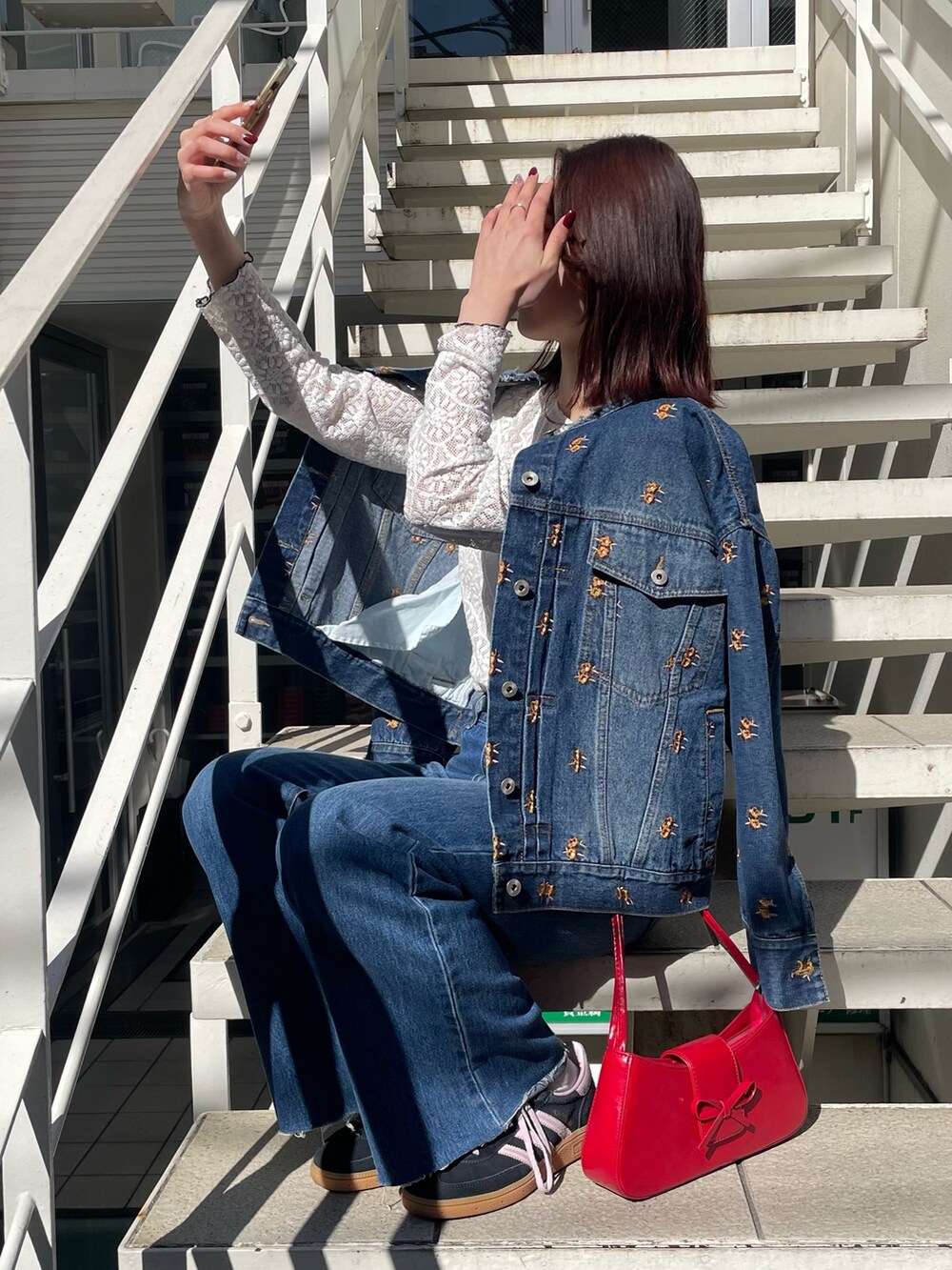 「シアートップス、春先取り、お出かけコーデ、大人かわいい、春服、大人カジュアルコーデ、デニムセットアップ、カジュアルガーリー、デニムジャケット、カットオフデニム、カットオフ、レース、レーストップス、デニム、デニムパンツ」｜「fredy emueのカットオフセミフレアデニムパンツ（デニムパンツ、ブルー系）」を使った、Maikaさん（レディース・163cm）の春コーディネートの6枚目の写真