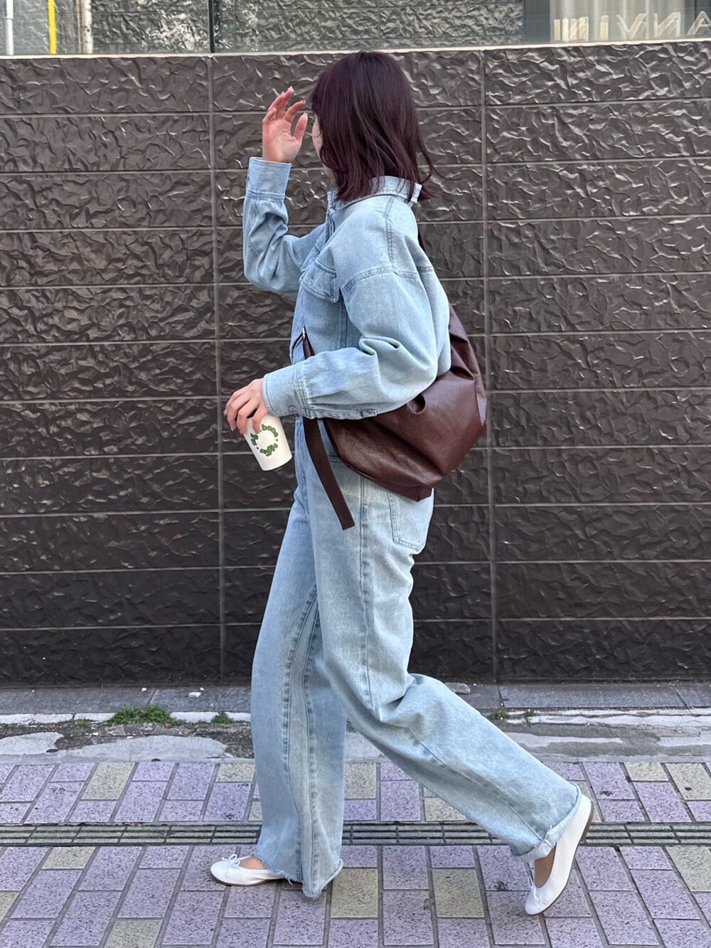「シャツスタイル、春先取り、お出かけコーデ、大人カジュアルコーデ、セットアップ風、セットアップスタイル、デニム、デニムパンツ、デニムコーデ、デニムシャツ、ショルダーバッグ、フェイクレザー、フェイクレザーバッグ、バレエシューズ、春服」｜「fredy emueのカットオフセミフレアデニムパンツ（デニムパンツ、ブルー系）」を使った、Maikaさん（レディース・163cm）の春コーディネートの3枚目の写真