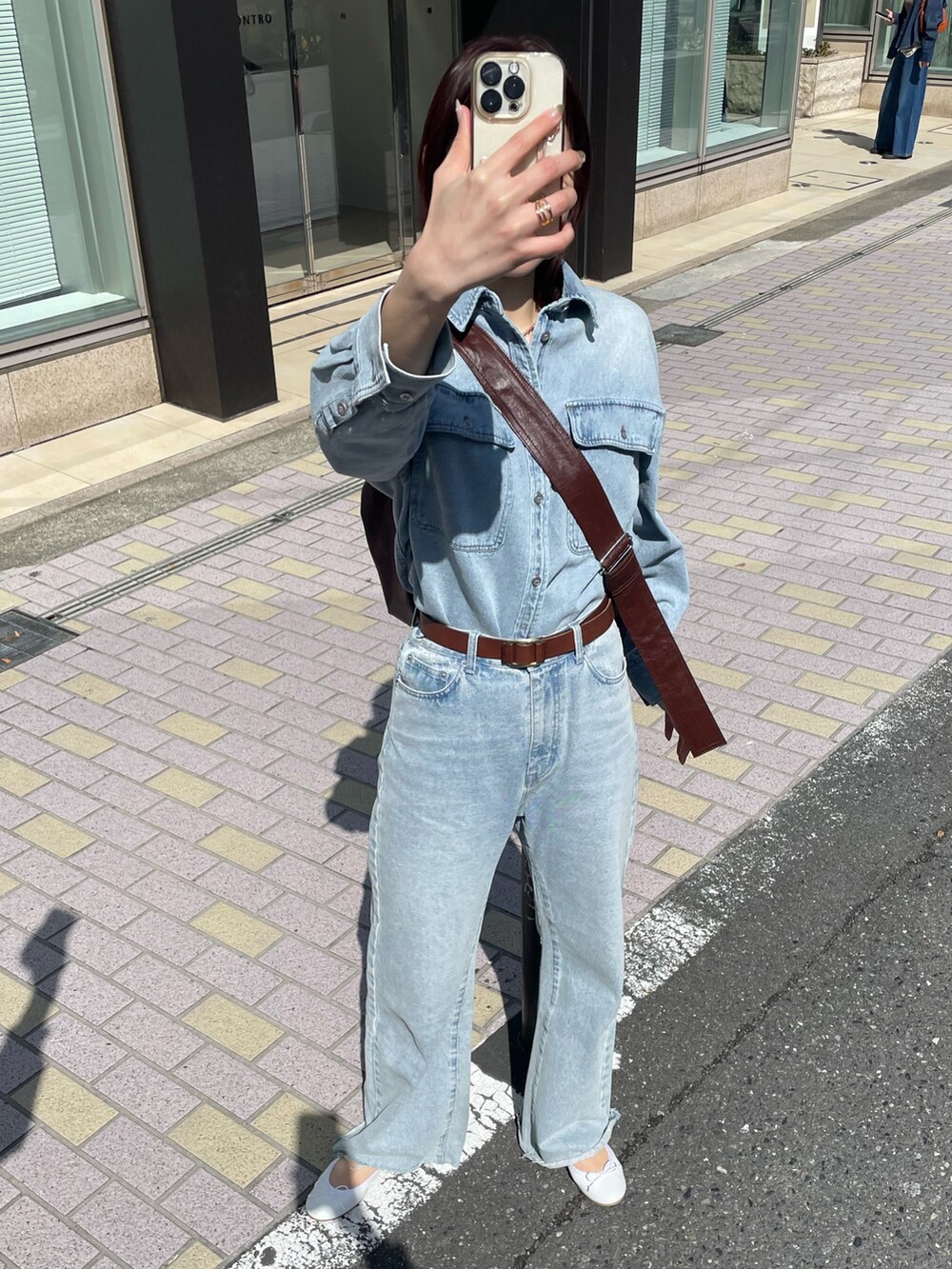 「シャツスタイル、春先取り、お出かけコーデ、大人カジュアルコーデ、セットアップ風、セットアップスタイル、デニム、デニムパンツ、デニムコーデ、デニムシャツ、ショルダーバッグ、フェイクレザー、フェイクレザーバッグ、バレエシューズ、春服」｜「fredy emueのカットオフセミフレアデニムパンツ（デニムパンツ、ブルー系）」を使った、Maikaさん（レディース・163cm）の春コーディネートの7枚目の写真