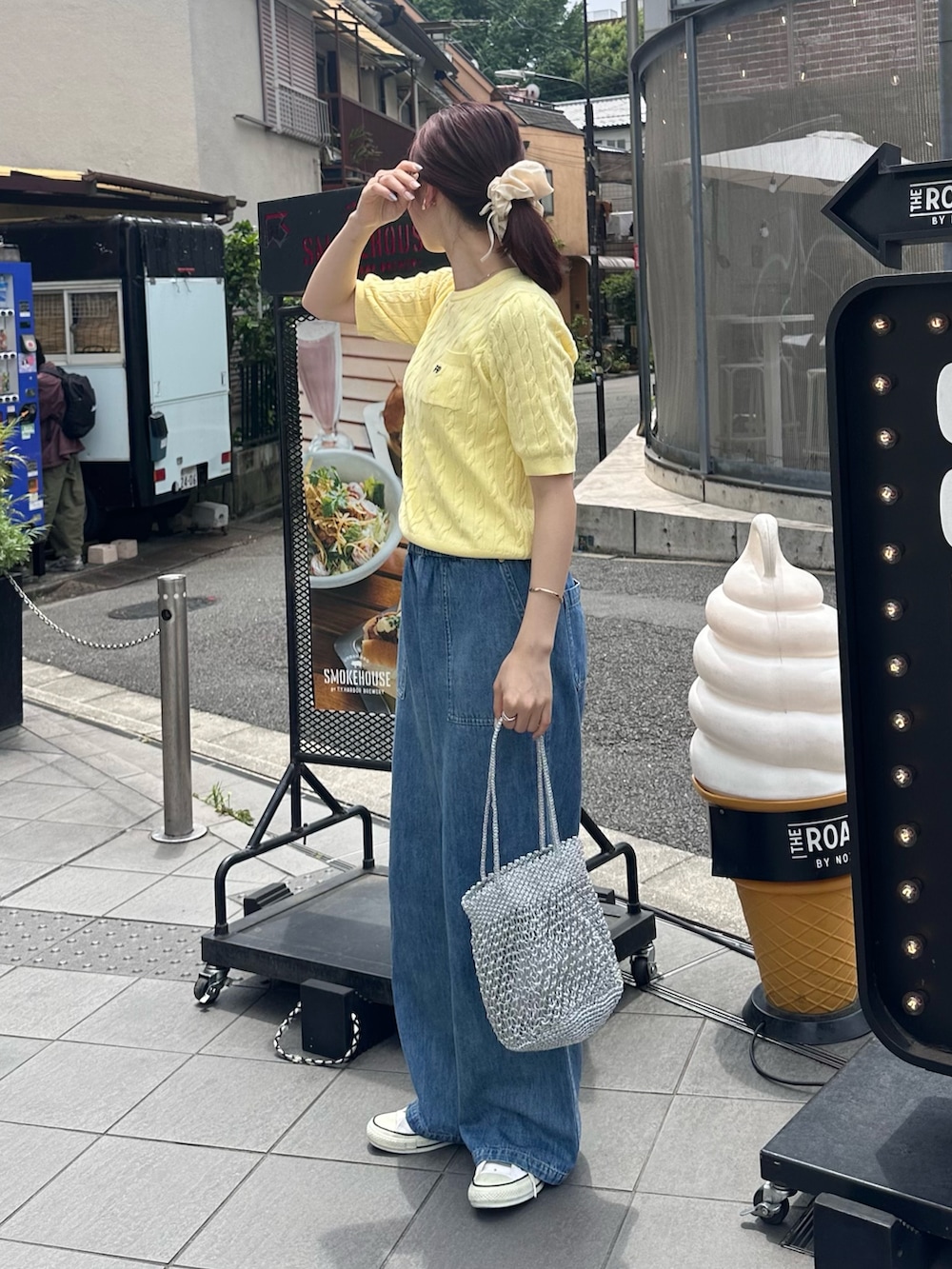 「スニーカー、デニム、パンツコーデ、夏ファッション、甘めカジュアル、サマーニット、半袖ニット、デニムパンツ、デニムコーデ、ライトオンスデニム、イージーパンツ、巾着バッグ、メタルバッグ、シュシュ、お出かけコーデ」｜「fredy emueのFR刺繍ケーブル柄ポケ付きプルオーバー（ニット/セーター、イエロー系）」を使った、Maikaさん（レディース・163cm）の春コーディネートの5枚目の写真