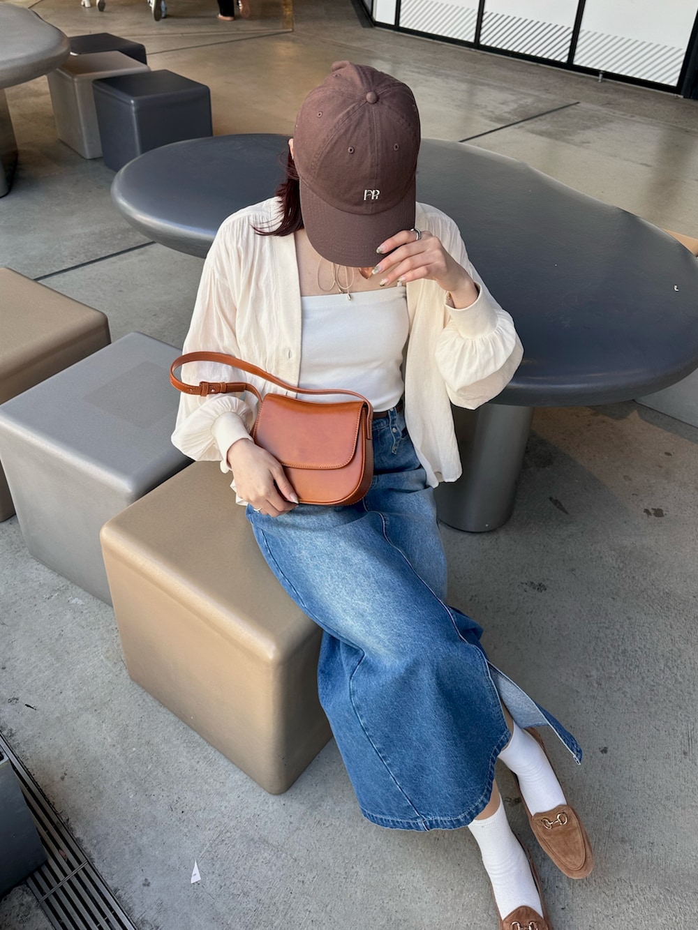 「春色、大人女子、春ファッション、シンプルコーデ、カーデ、カーディガン、カーディガンコーデ、デニムスカート、タイトスカート、前スリット、デニム、デニムコーデ、キャップ、キャップ女子、カジュアル」|「fredy emueのデニムロングスカート(デニムスカート、ブルー系)」を使った、Maikaさん(レディース・163cm)の春コーディネートの3枚目の写真