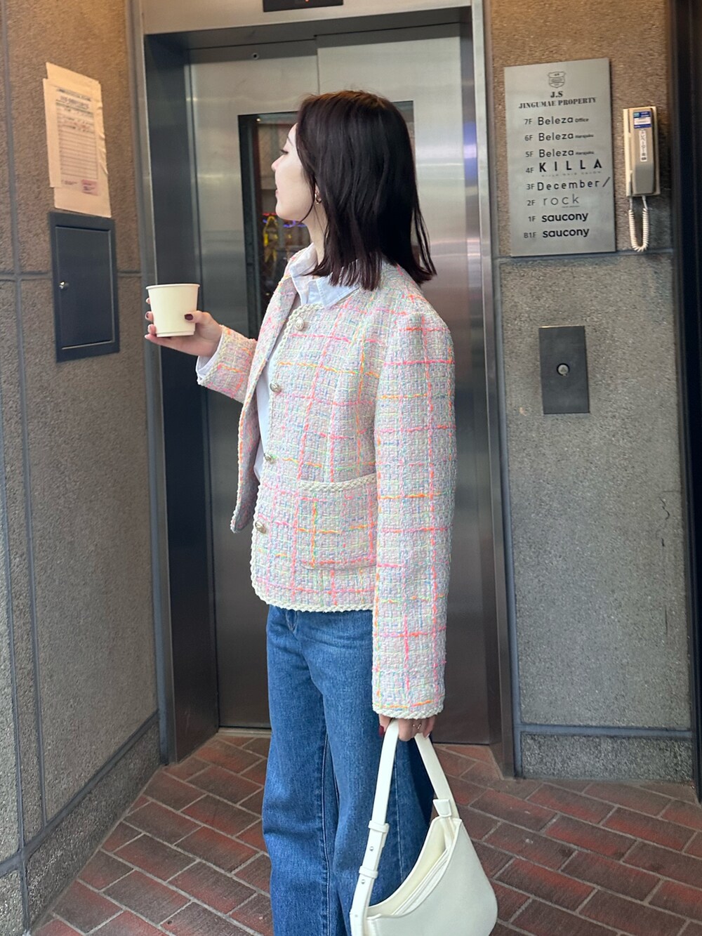 「春色、春服、大人可愛い、パンツスタイル、春、カジュアルガーリー、ツイードジャケット、デニム、デニムコーデ、シャツ、シャツスタイル、レイヤードスタイル、レイヤード、ピンクコーデ、春コーデ」｜「fredy emueのカットオフセミフレアデニムパンツ（デニムパンツ、ブルー系）」を使った、Maikaさん（レディース・163cm）の冬コーディネートの7枚目の写真