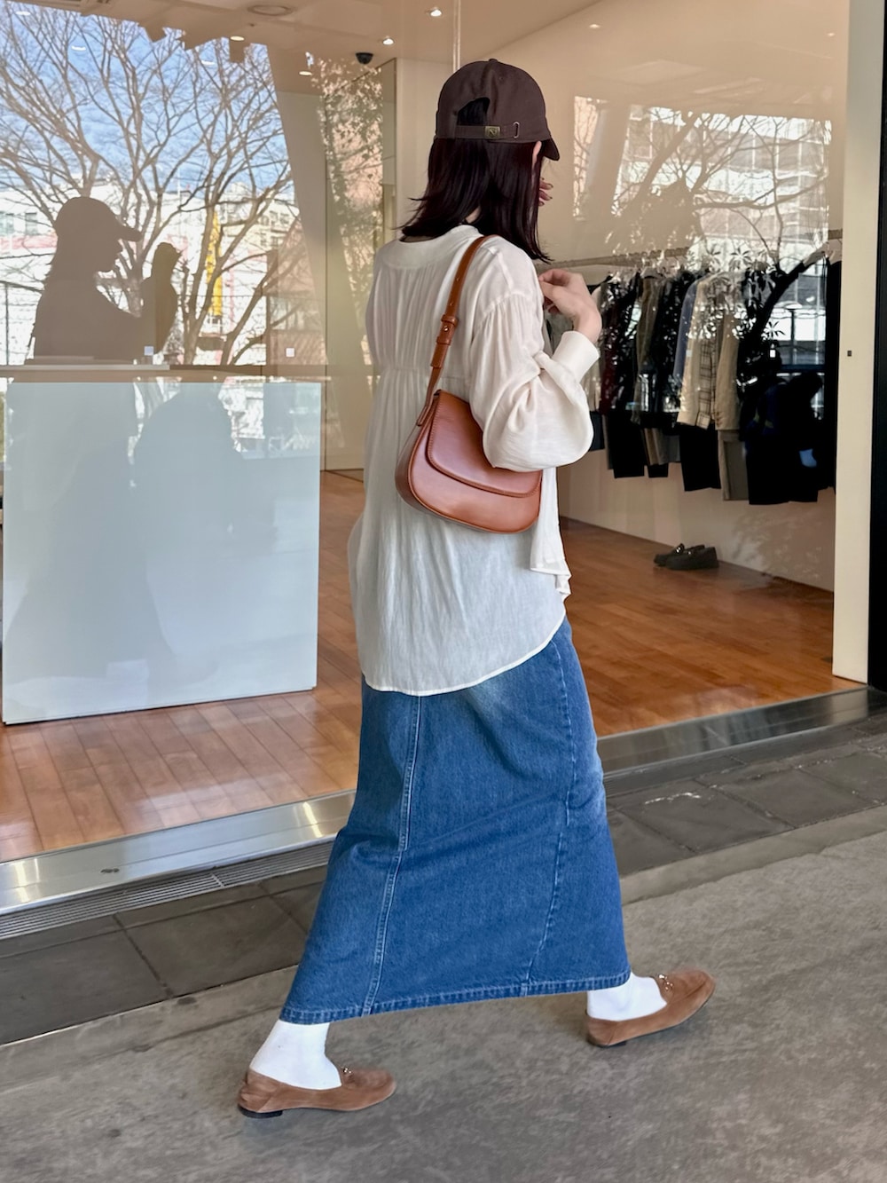 「春色、大人女子、春ファッション、シンプルコーデ、カーデ、カーディガン、カーディガンコーデ、デニムスカート、タイトスカート、前スリット、デニム、デニムコーデ、キャップ、キャップ女子、カジュアル」|「fredy emueのデニムロングスカート(デニムスカート、ブルー系)」を使った、Maikaさん(レディース・163cm)の春コーディネートの5枚目の写真