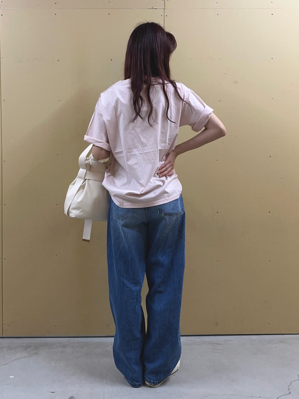 「夏コーデ、デニム、休日スタイル、ゆるコーデ、パンツコーデ、Tシャツコーデ、プリントT、カーブデニム、ピンクTシャツ、デニムコーデ、カジュアル、お出かけコーデ、3wayバッグ、OUTDOOR PRODUCTS、アウトドアスタイル」｜「fredy emueのカーブデニムパンツ（デニムパンツ、ブルー系）」を使った、Maikaさん（レディース・163cm）の夏コーディネートの3枚目の写真