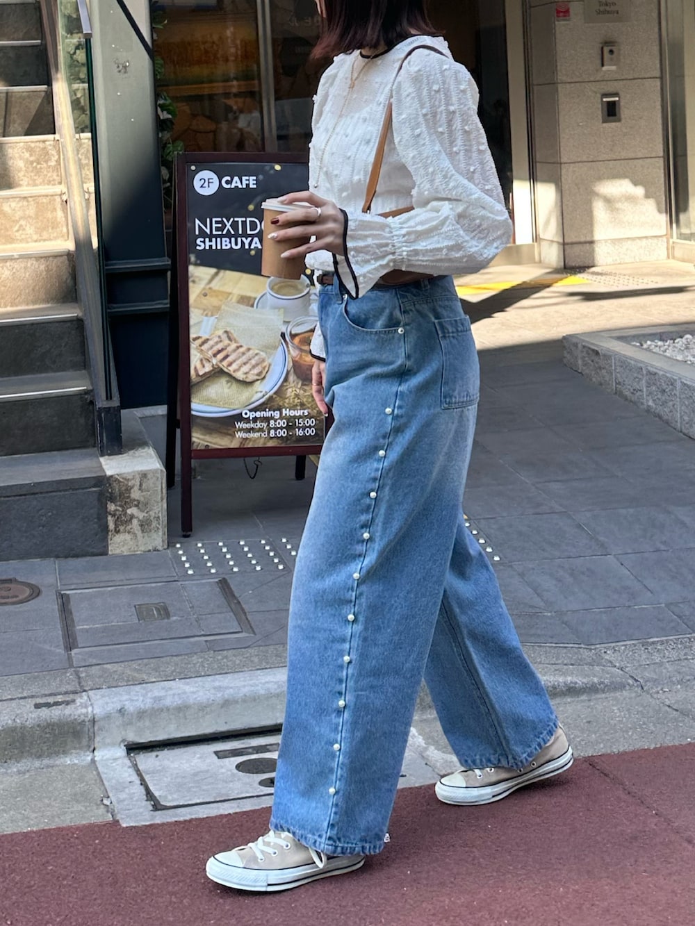 「春コーデ、春服コーデ、春、デニムコーデ、大人コーデ、オトナカジュアル、春服、大人可愛い、ブラウスコーデ、ブラウス、ブラウス×デニム、パールデニム、スニーカー、スニーカーコーデ、コンバース」｜「fredy emueのパール付きセミワイドデニムパンツ（デニムパンツ、ブルー系）」を使った、Maikaさん（レディース・163cm）の春コーディネートの2枚目の写真