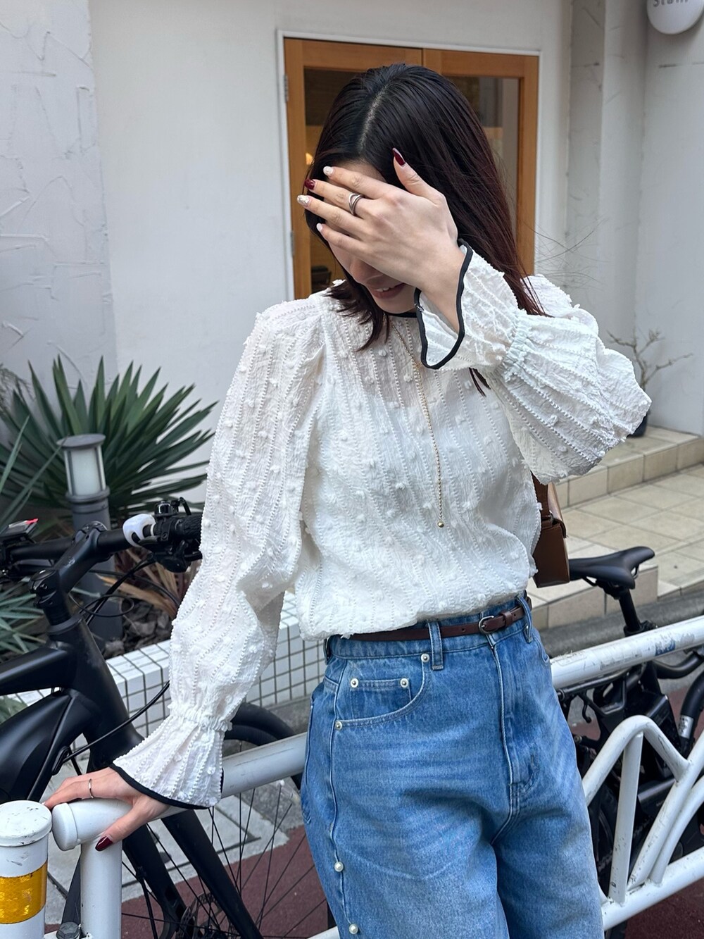 「春コーデ、春服コーデ、春、デニムコーデ、大人コーデ、オトナカジュアル、春服、大人可愛い、ブラウスコーデ、ブラウス、ブラウス×デニム、パールデニム、スニーカー、スニーカーコーデ、コンバース」｜「fredy emueのパール付きセミワイドデニムパンツ（デニムパンツ、ブルー系）」を使った、Maikaさん（レディース・163cm）の春コーディネートの8枚目の写真