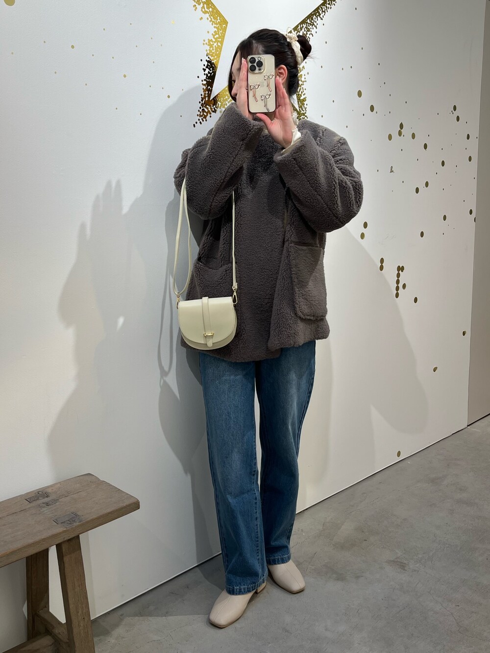 「冬コーデ、大人女子、オトナカジュアル、おでかけコーデ、デニムコーデ、デニム、大人コーデ、カジュアルガーリー、カジュアルスタイル、アウター、ミドル丈アウター、ボアアウター」｜「fredy emueのボアミドル丈コート（ノーカラーコート、ブラウン系）」を使った、Maikaさん（レディース・163cm）の冬コーディネートの4枚目の写真