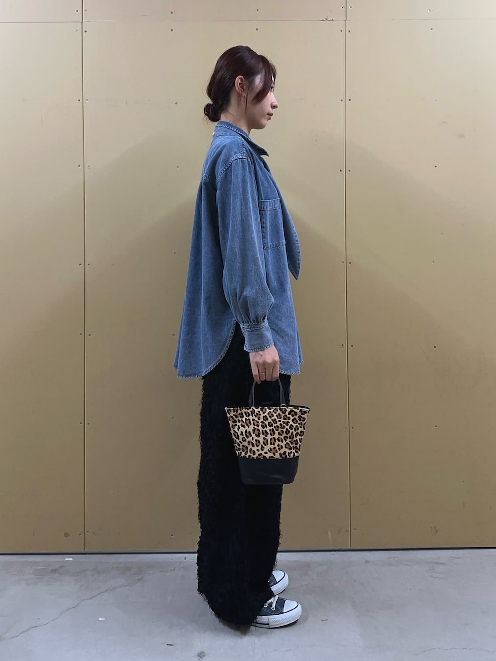 「シャツスタイル、秋服準備はじめました、お出かけコーデ、スニーカー、秋コーデ、大人カジュアル、デニムシャツ、ボウタイシャツ、2wayシャツ、フリンジパンツ、パンツコーデ、レオパードバッグ、バケツバッグ、着回し、秋服」｜「fredy emueのフリンジジャガードパンツ（その他パンツ、ブラック系）」を使った、Maikaさん（レディース・163cm）の秋コーディネートの4枚目の写真