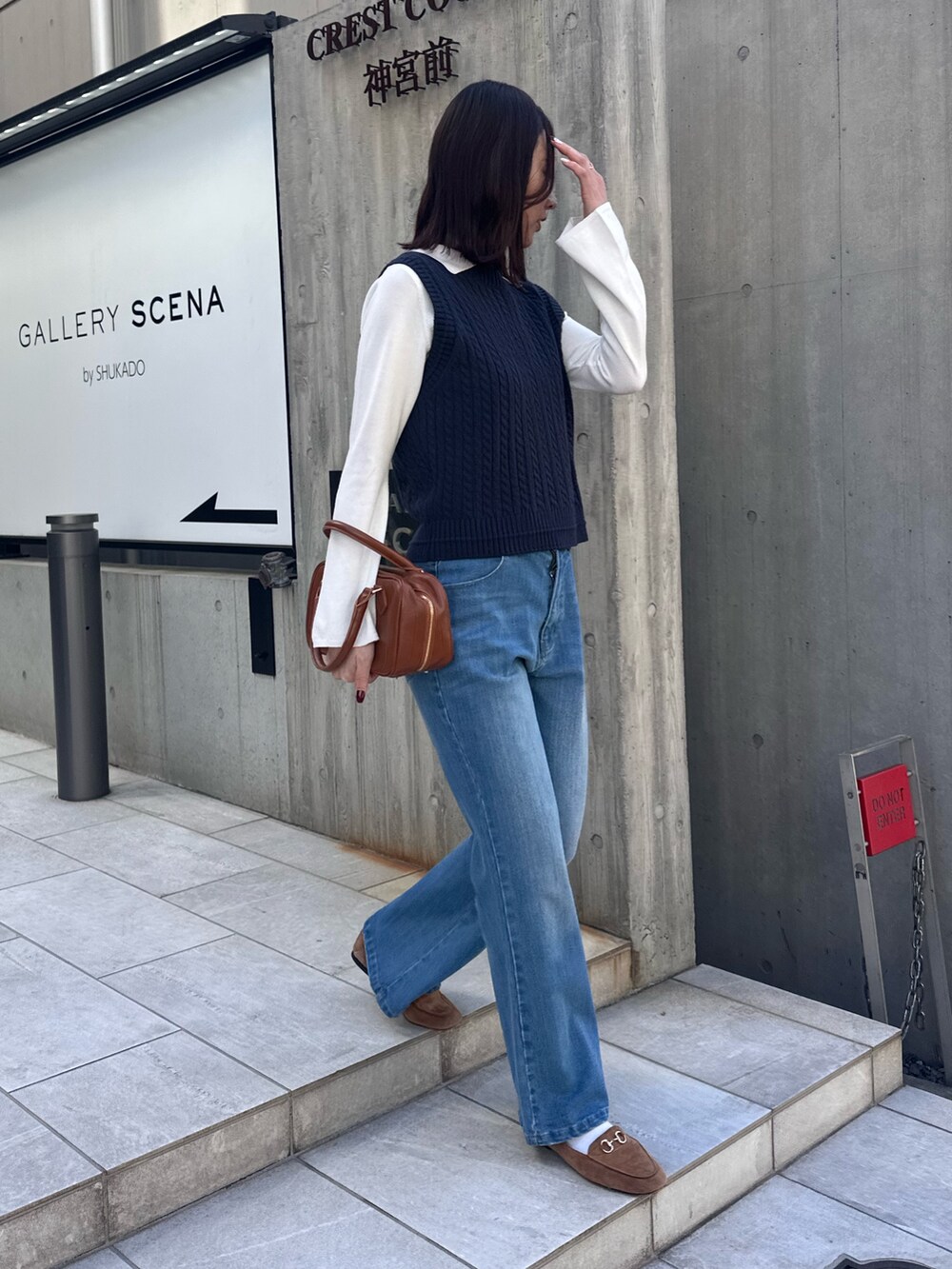 「春先取り、お出かけコーデ、大人かわいい、春服、大人カジュアルコーデ、ベスト、ベスト×シャツ、シャツカーディガン、デニム、デニムパンツ、フレアパンツ、フレアデニム、ボストンバッグ、レイヤード、レイヤードスタイル」｜「fredy emueの【haru企画】フレアデニムパンツ（デニムパンツ、ブルー系）」を使った、Maikaさん（レディース・163cm）の春コーディネートの2枚目の写真
