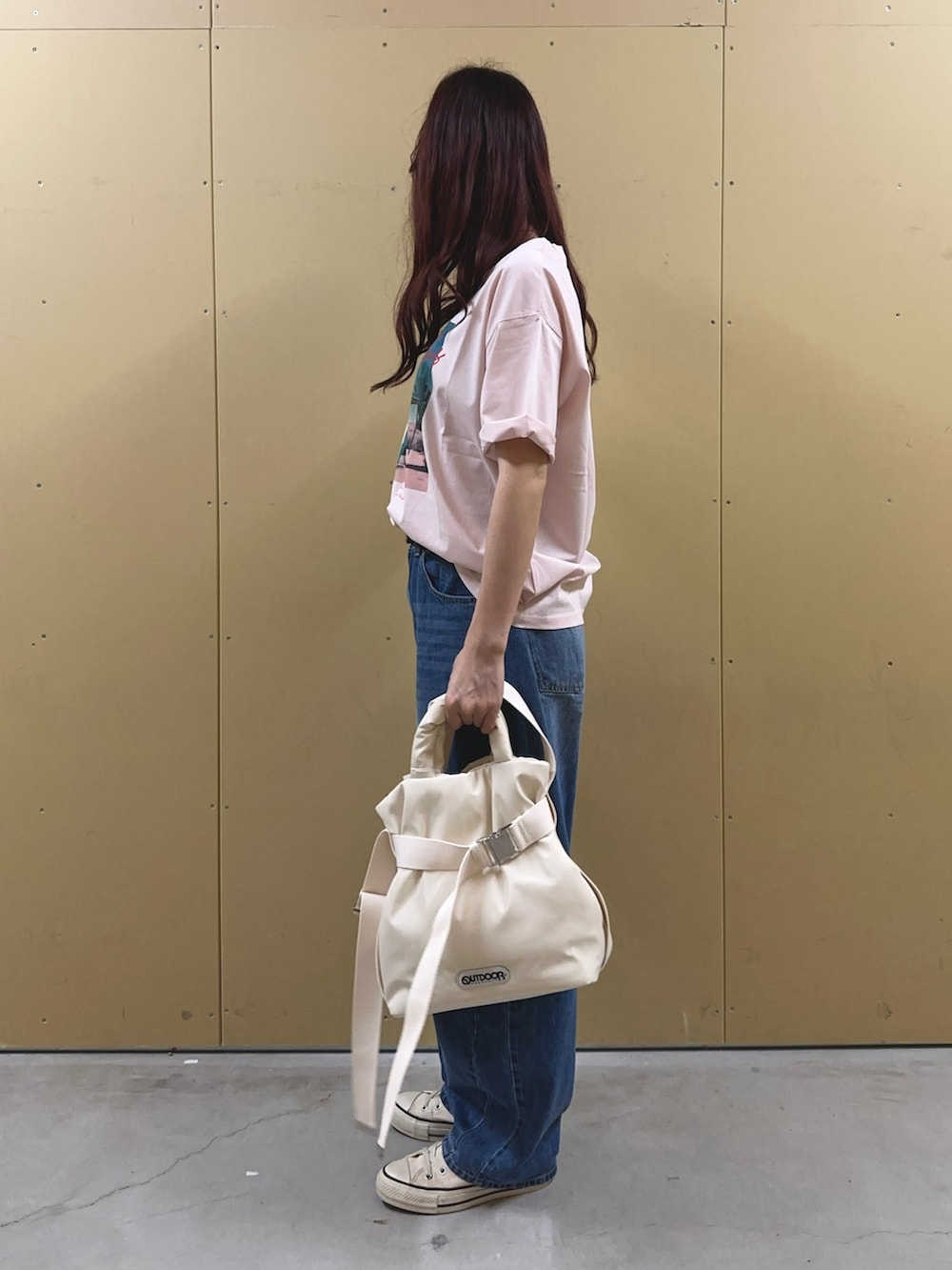 「夏コーデ、デニム、休日スタイル、ゆるコーデ、パンツコーデ、Tシャツコーデ、プリントT、カーブデニム、ピンクTシャツ、デニムコーデ、カジュアル、お出かけコーデ、3wayバッグ、OUTDOOR PRODUCTS、アウトドアスタイル」｜「fredy emueのカーブデニムパンツ（デニムパンツ、ブルー系）」を使った、Maikaさん（レディース・163cm）の夏コーディネートの2枚目の写真