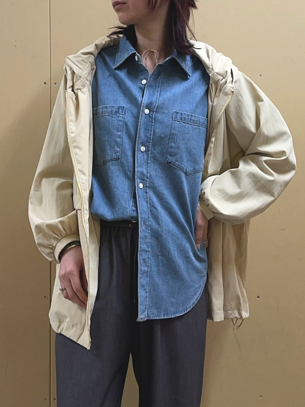 「春色、春コーデ、お出かけコーデ、春服、デニムシャツ、シャツコーデ、春アウター、スラックス、スラックスパンツ、スニーカー、スニーカーコーデ、シャツ、シャツスタイル、春カラー」｜「fredy emueのヴィンテージ前開きブルゾン（ナイロンジャケット、ベージュ系）」を使った、Maikaさん（レディース・163cm）の春コーディネートの4枚目の写真