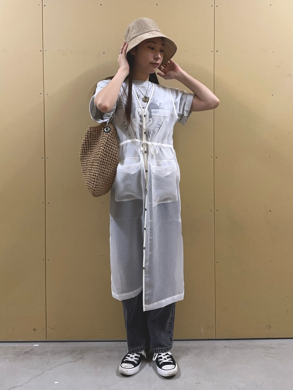 「きれいめカジュアル、休日スタイル、デニム、デニムパンツ、ミッキーT、シアー、ロングジレ、ハット、バックリボン、大人カジュアル、大人っぽコーデ、骨格ウェーブ、トートバッグ、カジュアルコーデ、春夏コーデ」|「fredy emueのストレートデニムパンツ(デニムパンツ、ブラック系)」を使った、Maikaさん(レディース・163cm)の春コーディネートの4枚目の写真