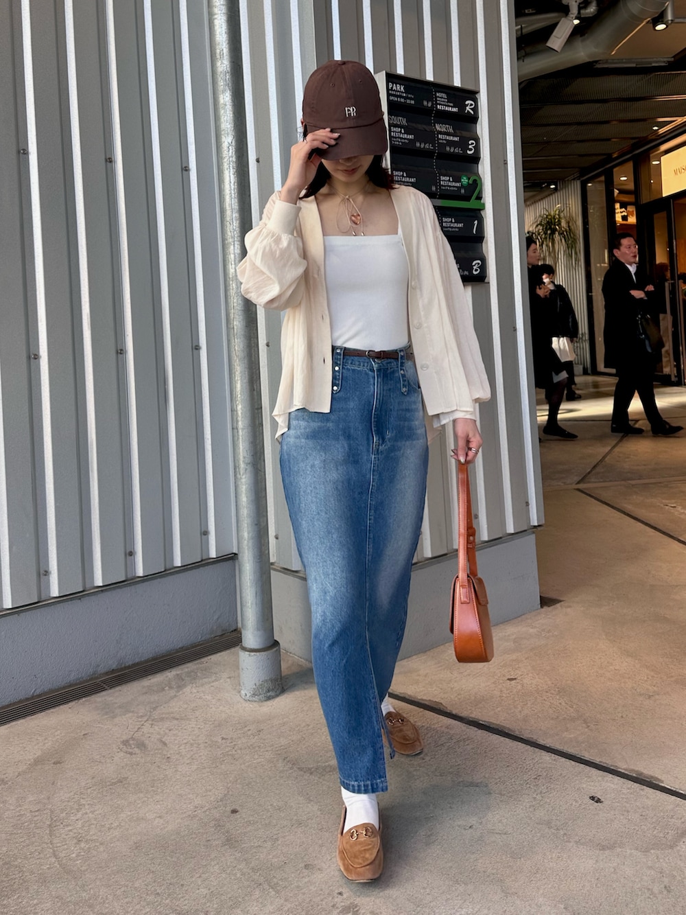 「春色、大人女子、春ファッション、シンプルコーデ、カーデ、カーディガン、カーディガンコーデ、デニムスカート、タイトスカート、前スリット、デニム、デニムコーデ、キャップ、キャップ女子、カジュアル」|「fredy emueのデニムロングスカート(デニムスカート、ブルー系)」を使った、Maikaさん(レディース・163cm)の春コーディネートの6枚目の写真