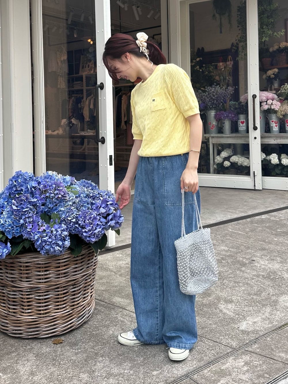 「スニーカー、デニム、パンツコーデ、夏ファッション、甘めカジュアル、サマーニット、半袖ニット、デニムパンツ、デニムコーデ、ライトオンスデニム、イージーパンツ、巾着バッグ、メタルバッグ、シュシュ、お出かけコーデ」｜「fredy emueのFR刺繍ケーブル柄ポケ付きプルオーバー（ニット/セーター、イエロー系）」を使った、Maikaさん（レディース・163cm）の春コーディネートの4枚目の写真