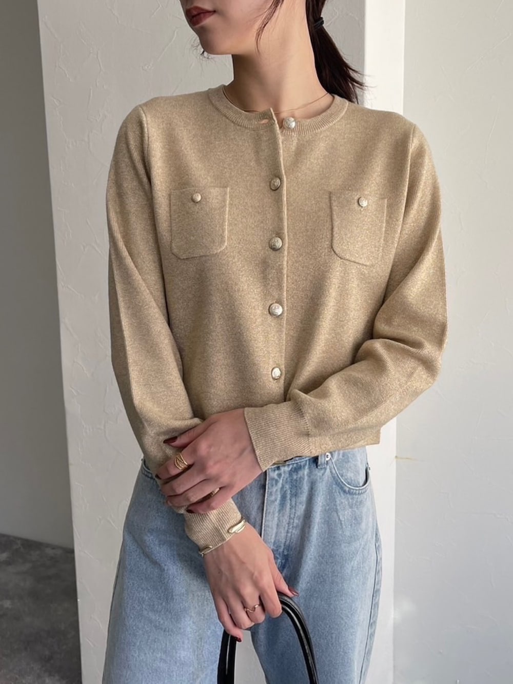 「真冬のあったかスタイル、大人可愛い、カジュアルスタイル、パンツスタイル、春服、デニム、デニムパンツ、カーディガン、カーディガンコーデ、切りっぱなしデニム、フレアデニム、フレアパンツ、ラメ、ラメトップス、フラップバッグ」｜「fredy emueのカットオフセミフレアデニムパンツ（デニムパンツ、ブルー系）」を使った、Maikaさん（レディース・163cm）の冬コーディネートの3枚目の写真